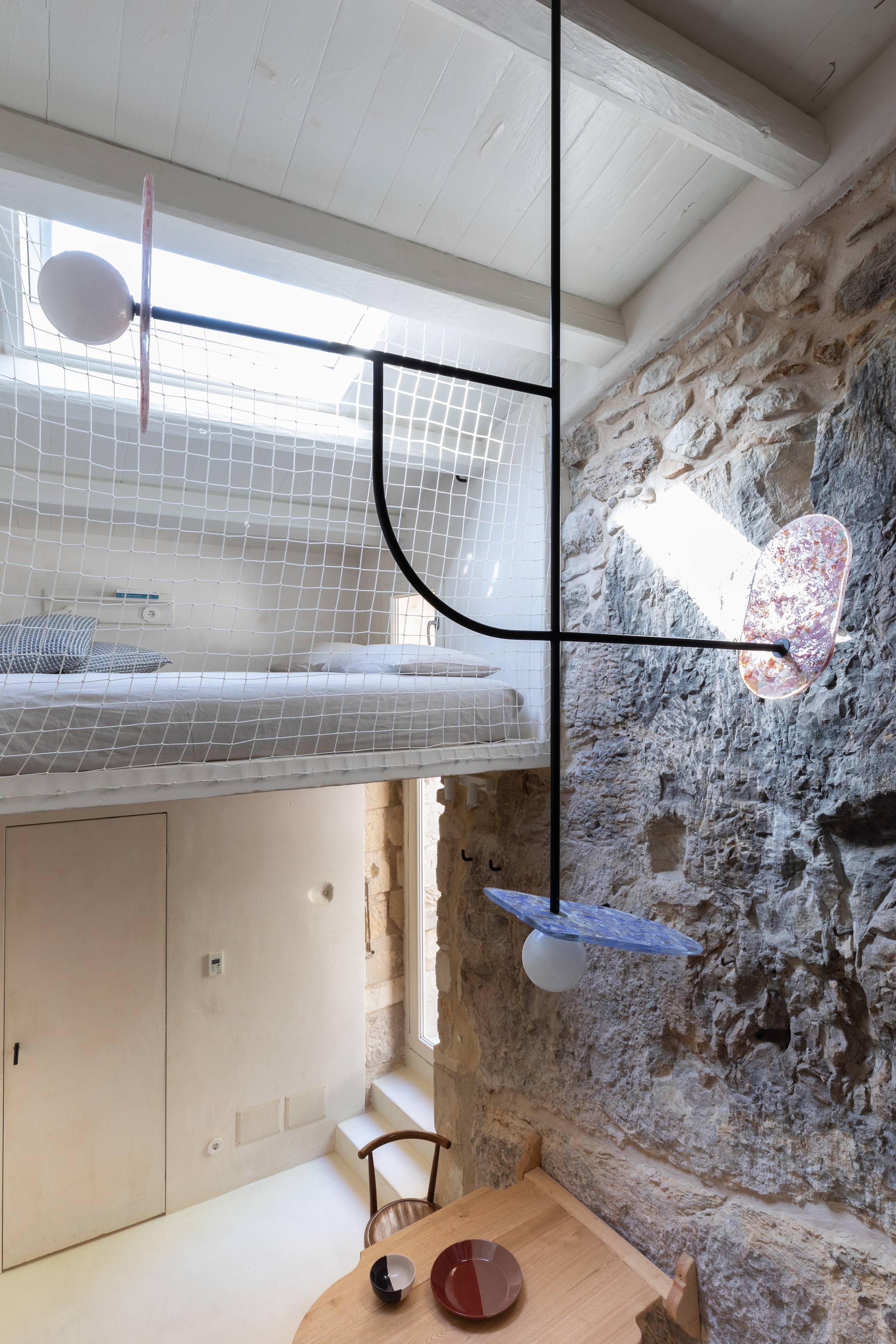 Keramiek lokaal gemaakt naar eigen ontwerp. Een visnet als afscheiding - passend bij de Siciliaanse visserskust. vtwonen 08-2025 | productie Living Inside | fotografie Monica Spezia