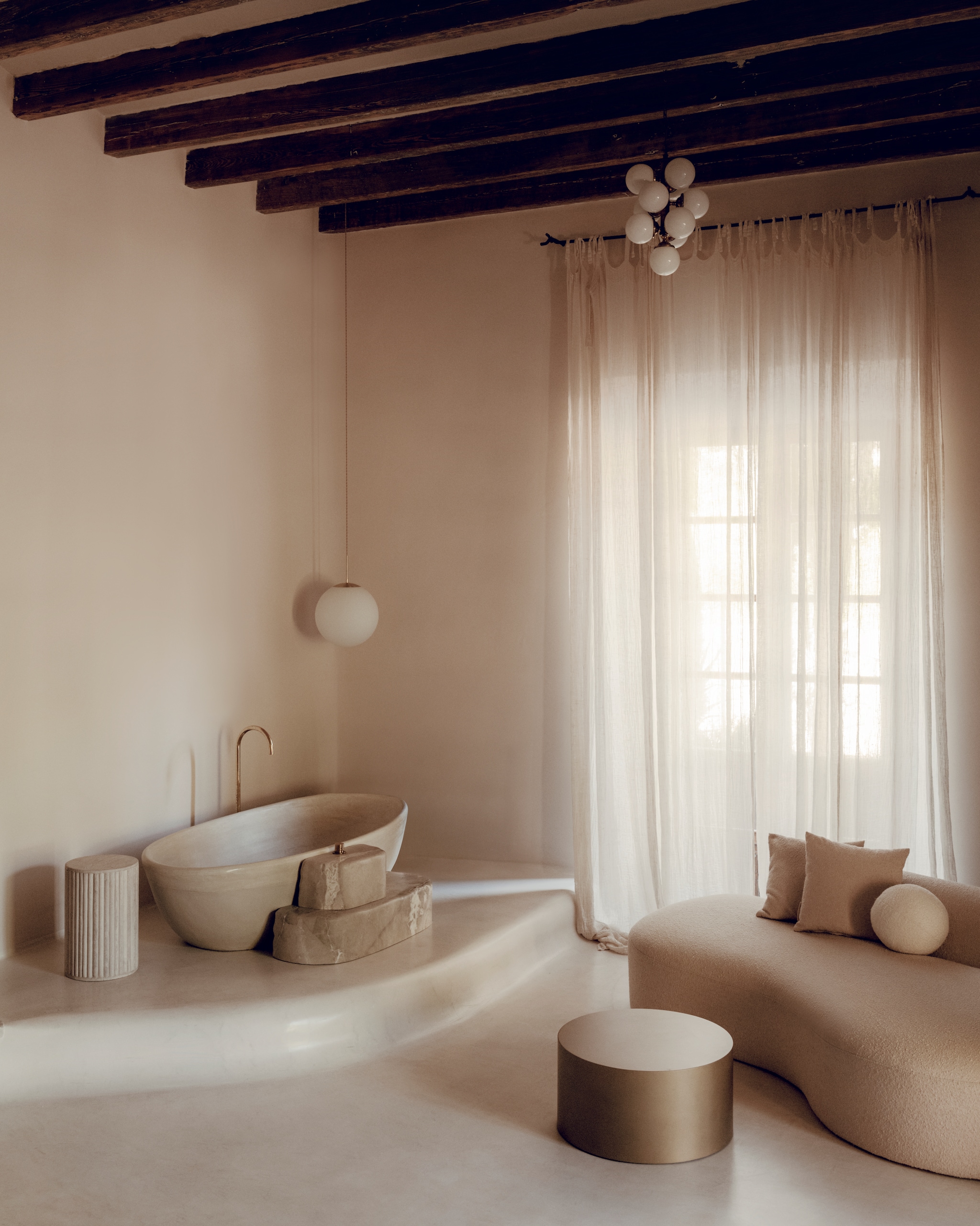 Wooninspiratie met een wowfactor in vtwonen 07-2025: Hotel Corazón op Mallorca. vtwonen 07-2025 | fotografie Alixe Lay