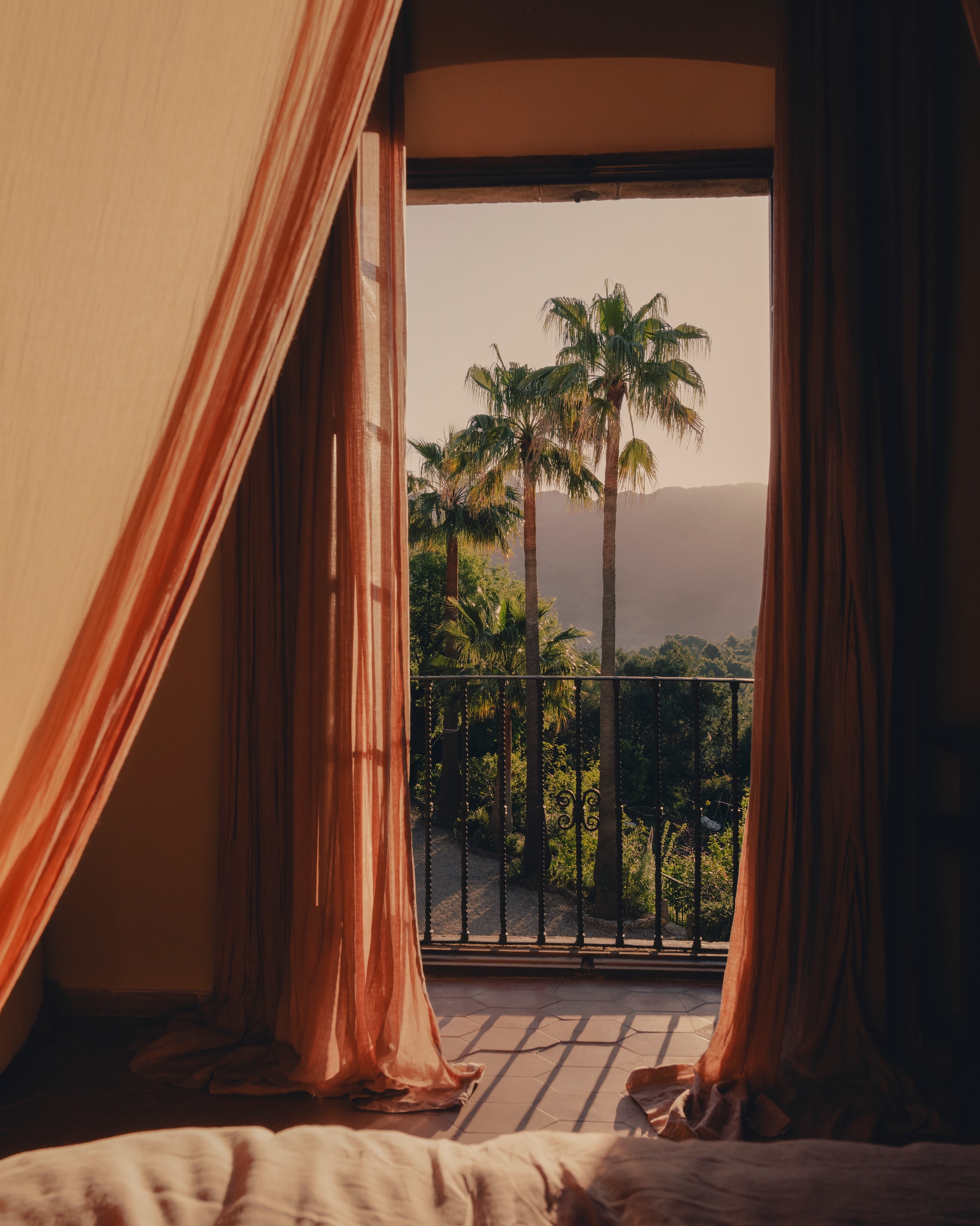 Wooninspiratie met een wowfactor in vtwonen 07-2025: Hotel Corazón op Mallorca. vtwonen 07-2025 | fotografie Alixe Lay