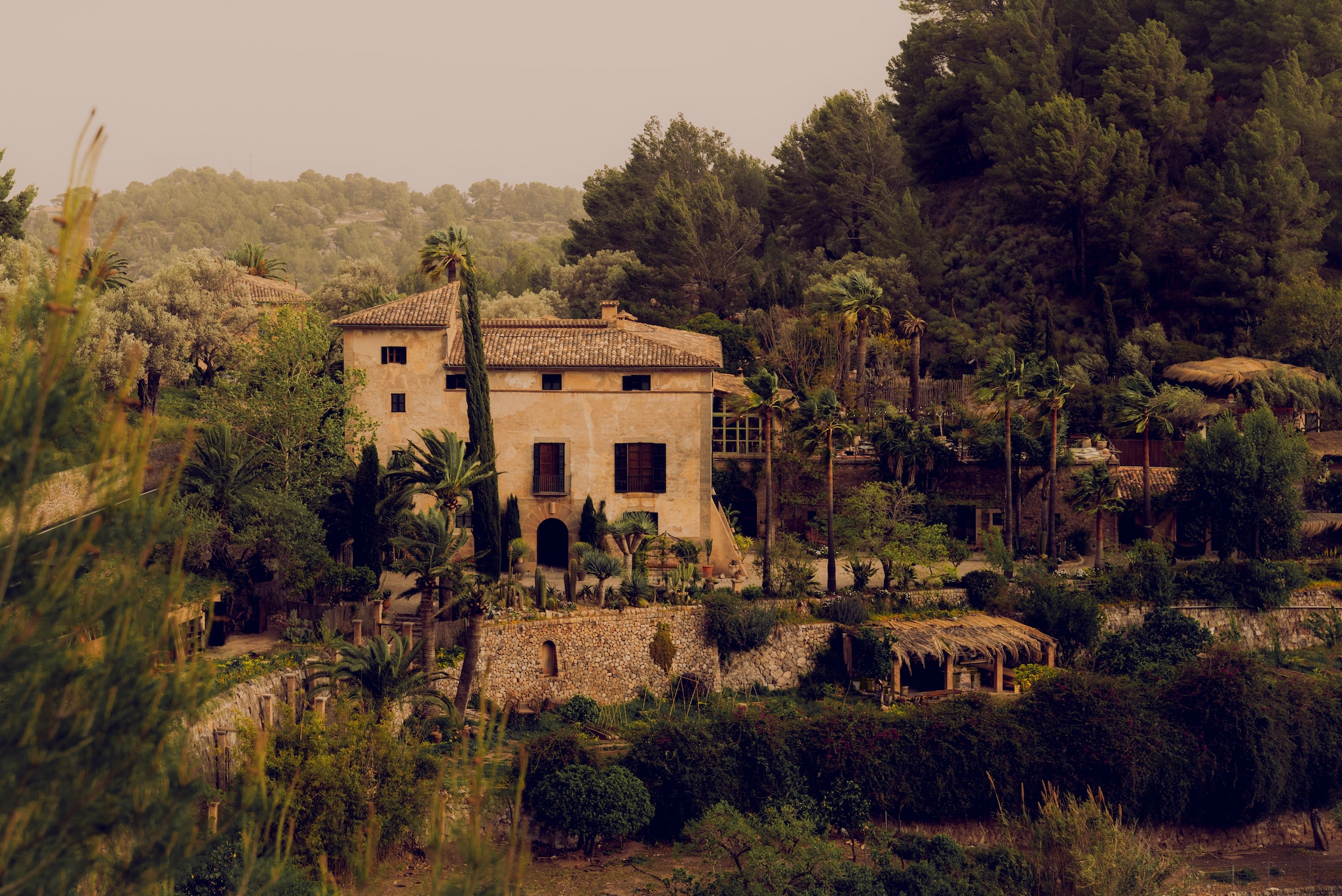 Wooninspiratie met een wowfactor in vtwonen 07-2025: Hotel Corazón op Mallorca. vtwonen 07-2025 | fotografie Alixe Lay