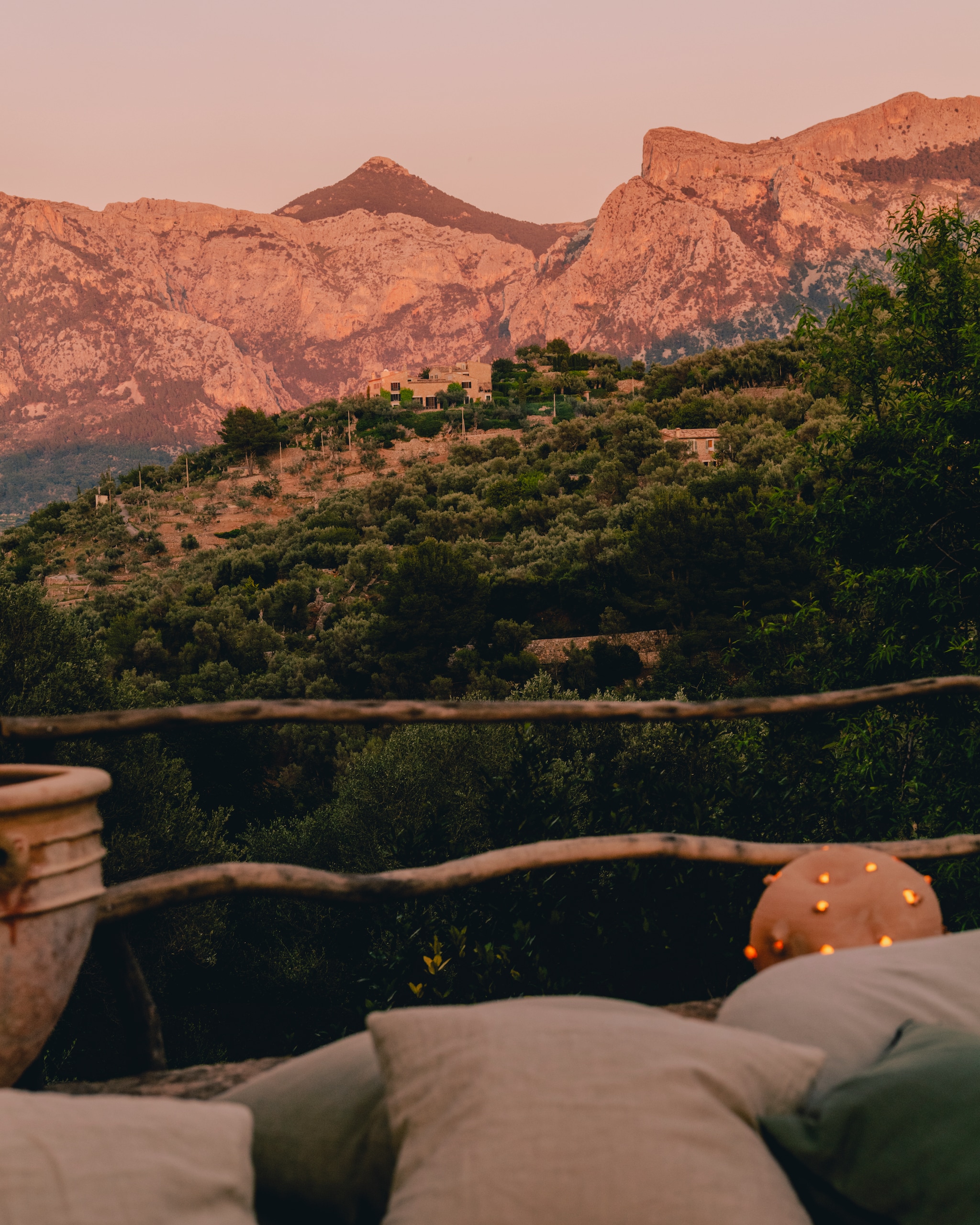 Wooninspiratie met een wowfactor in vtwonen 07-2025: Hotel Corazón op Mallorca. vtwonen 07-2025 | fotografie Alixe Lay