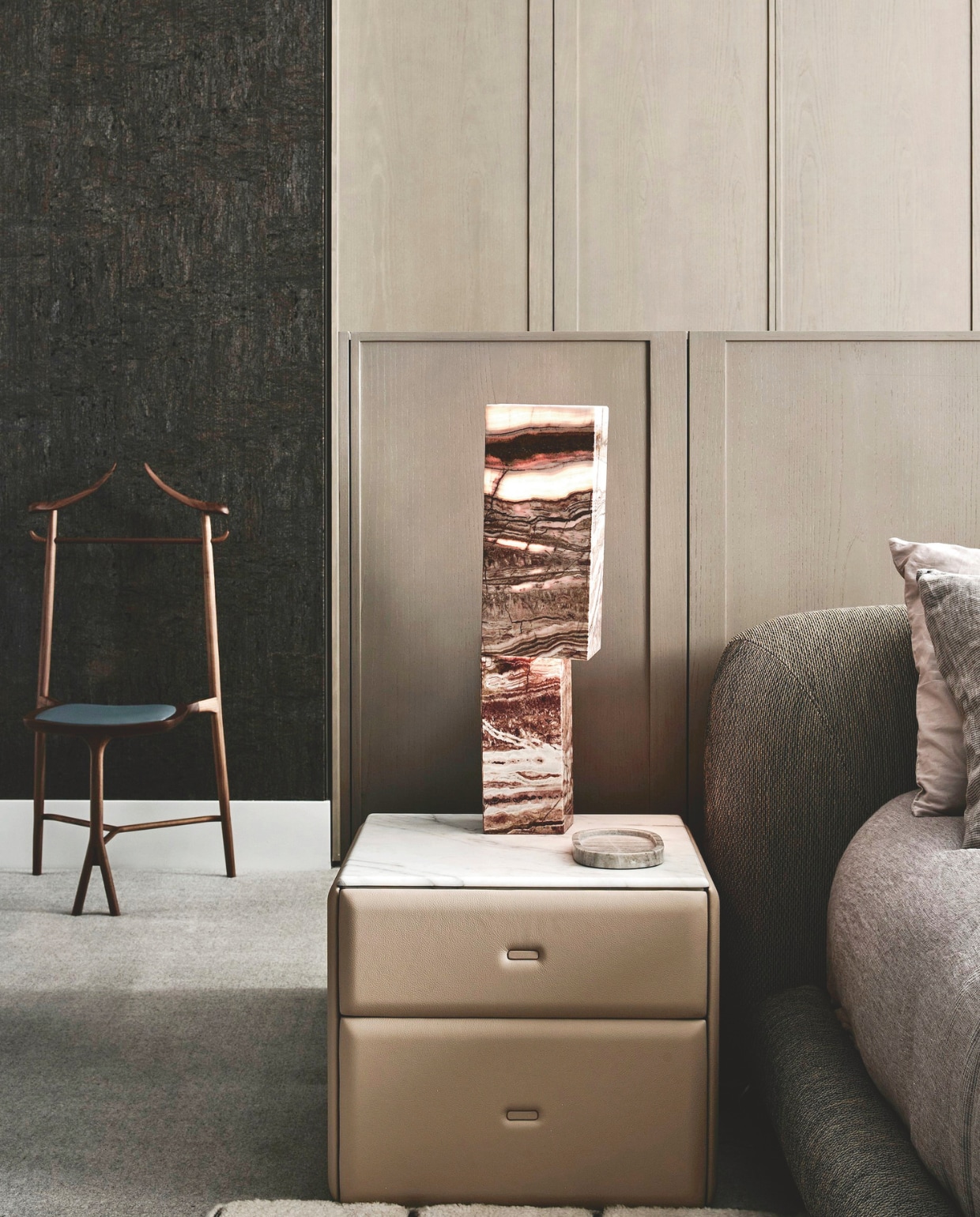 Simone: ‘De marmeren lamp is net zo veel lamp als sculptuur. Zoals ik vaker doe, hebben we voor meer spanning behang toegevoegd. Iets anders wat mijn stijl typeert, is kleden bovenop tapijt leggen.’ Bed Softbay van Porada, bekleed met stof van Pierre Frey. Bedlamp van Hannes Peer via Blend Gallery. Vloerkleed Sahara Grid van Cassina via Mobilia. Dressboy Chambre Close van Ceccotti, schaaltje via Design Stuff. Stijlvol Wonen 05-2025 | styling Simone Haag | fotografie Tom Blachford | tekst Eveline Stoel