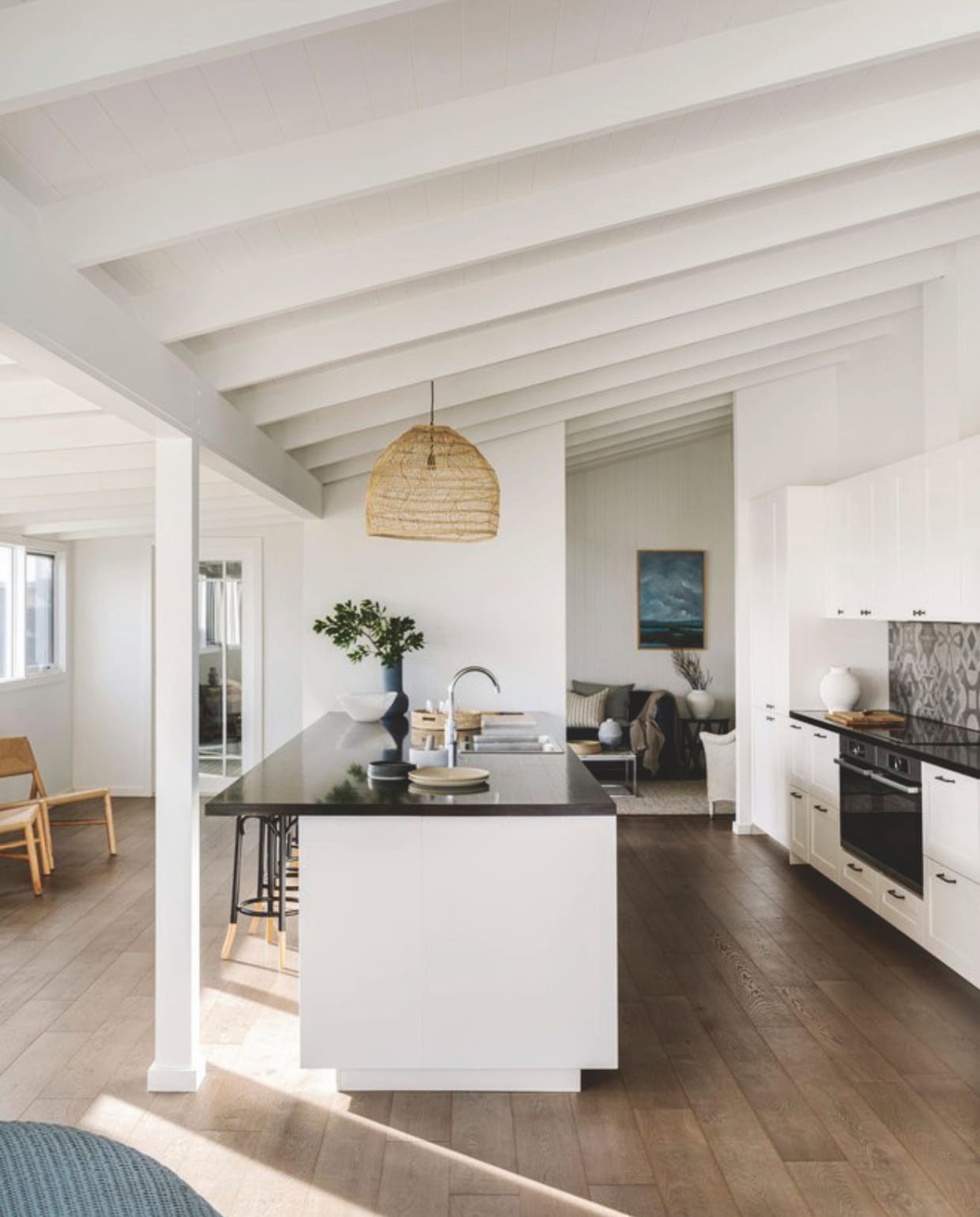 Keuken en keukeneiland Ikea. Vergelijkbare wandtegels Maxaro. Soortgelijke lamp HKliving. Soortgelijke vloer Barnwood van Fairwood. vtwonen Landelijk 5-2025 | Styling Belle Hemming | Fotografie Marnie Hawson | Tekstbewerking Mirjam Rosema-Verhulst
