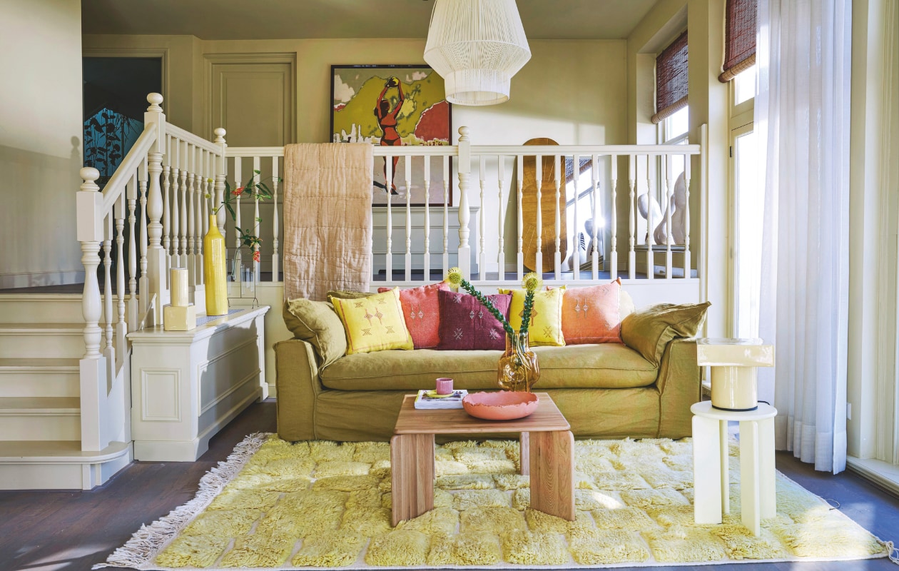 Linnen driezitsbank Nomad in Burnt Ochre € 3025,-, schilderij met plexiglazen lijst Playground € 696,-, rotan wanddecoratie Sun € 395,-, plaid Quilted in Sand € 109,- (hkliving.com). Eiken salontafel Soft 90 € 649,-, eiken bijzettafel Soft 32 in gele lak € 289,-, keramieken tafellamp Display € 349,-, keramieken vaas Display in botergeel € 99,- (studio-henk.nl). Wollen vloerkleed Beni Mguild € 790,-, diverse kussens € 44,95 per stuk (rozenkelim.nl). Spiegel Shine van Hübsch € 290,- (shop.vtwonen.nl). Lampionlamp No1 L in Natural, gerecycled plastic € 169,95 (originalhome.nl). Keramieken kopje Iron € 20,-, keramieken schaal Edge € 420,-, keramieken bord Cookie in Yellow € 22,- (studioefg.nl). Overig privébezit. vtwonen 06-2025 Styling Hello Yellow | styling Kelly van Gendt | fotografie Peggy Janssen