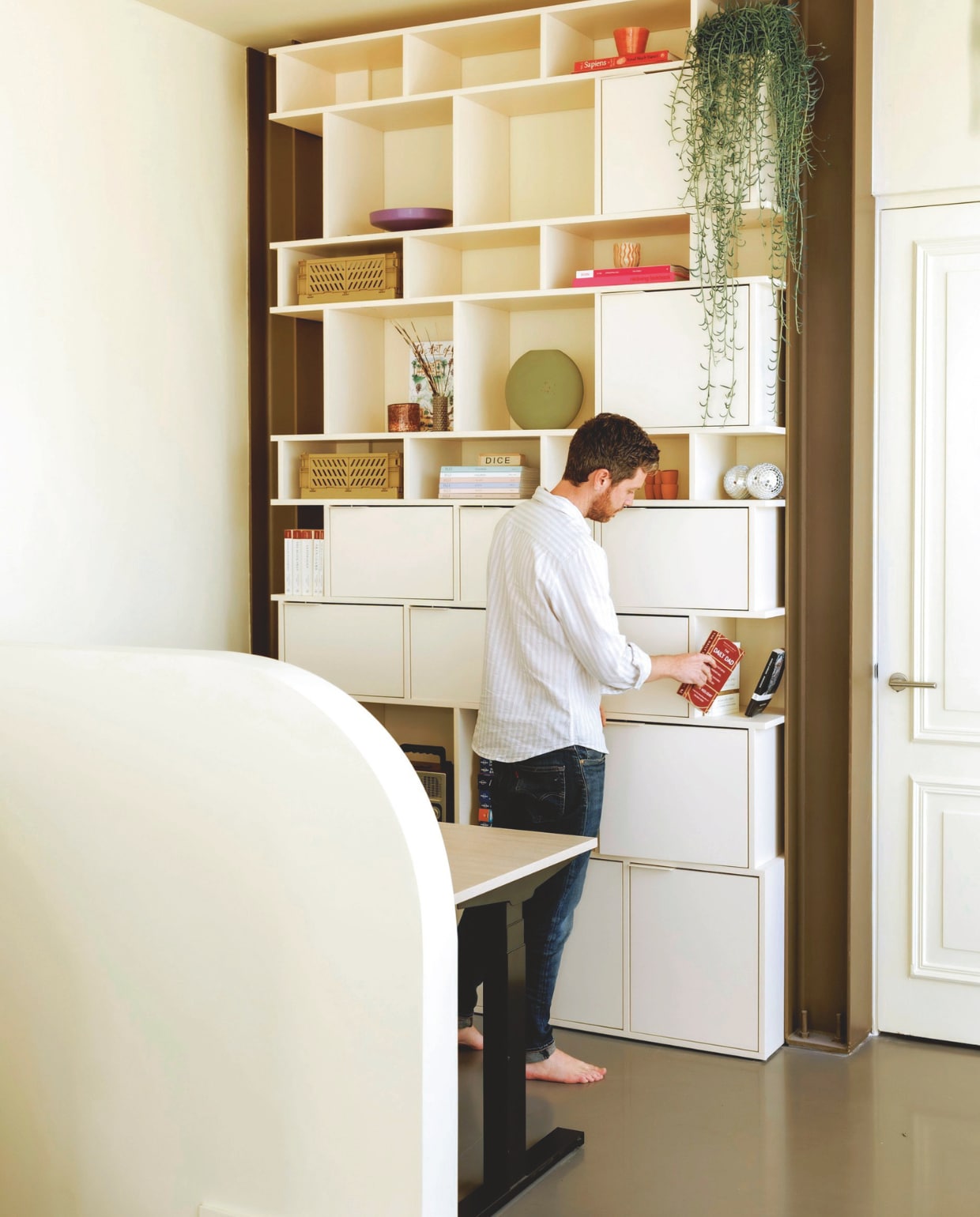 Muur en plafond in Asian Sunrise van Lab Paint. Deur in dezelfde kleur lak. Pilaren geschilderd in Hunter van Lab Paint. Maatwerk kast Tylko in Botergeel. vtwonen 06-2025 | styling Kelly van Gendt | fotografie Emma Peijnenburg | tekst Jackie Oomen