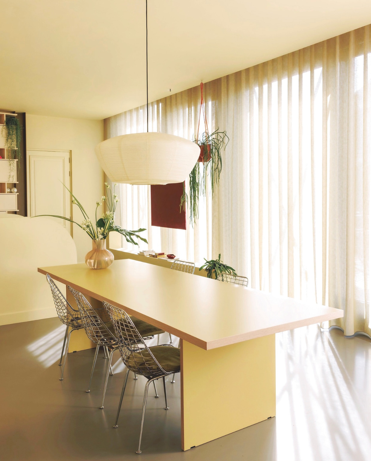 Plafondkleur Asian Sunrise van Lab Paint. Gordijnen Nuzzle in Olijfgroen van Vadain. Eettafel in Olive van HKliving. Stoelen vintage jaren 70 Cees Braakman voor Pastoe. Papieren lamp House Doctor. Glazen vaas Collo in Peach van Urban Nature Culture. Pilaar geschilderd in Hunter van Lab Paint. vtwonen 06-2025 | styling Kelly van Gendt | fotografie Emma Peijnenburg