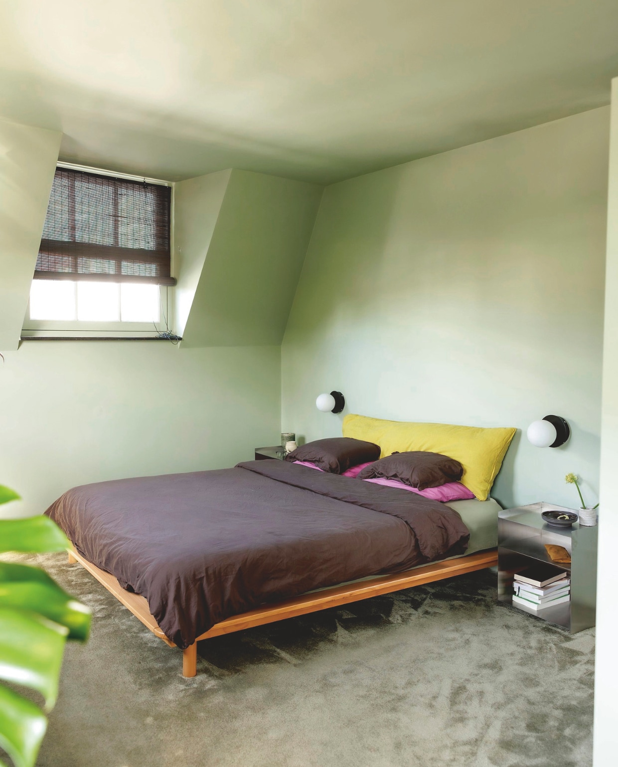 Muur en plafond in Poetic Pondicherry van Lab Paint, kozijnen in dezelfde kleur lak van Lab Paint. Bamboe raamdecoratie Leen Bakker. Lang kussen Bedmate en beddengoed van Suite702. Rvs nachtkastjes Sklum. vtwonen 06-2025 | styling Kelly van Gendt | fotografie Emma Peijnenburg | tekst Jackie Oomen