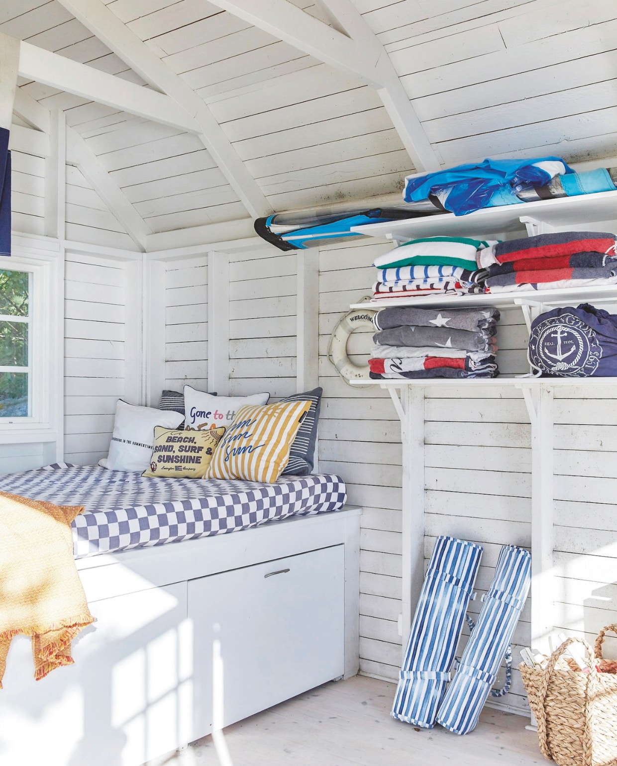 In The Boathouse liggen alle watersportbenodigdheden. Daarnaast is het een logeerplek voor extra gasten. vtwonen Landelijk 05-2025 | fotografie Birgitta Wolfgang Bjørnvad