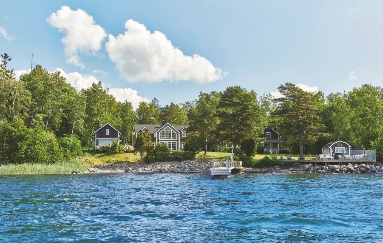 De vier huizen die samen het vakantieoord van de familie vormen. vtwonen Landelijk 05-2025 | fotografie Birgitta Wolfgang Bjørnvad