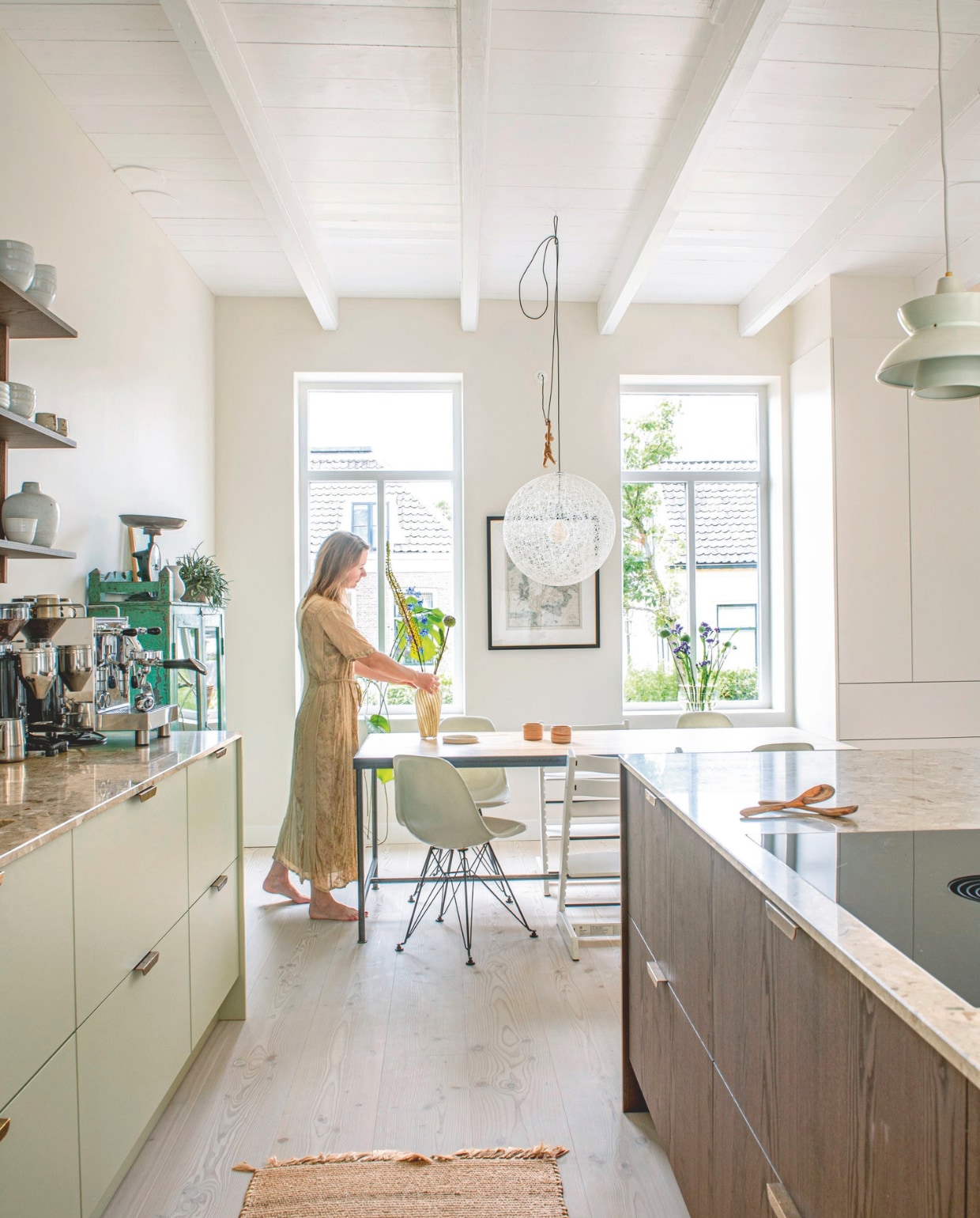 Keuken en wandrek Mugg, keramiek Annemieke Boots Ceramics en kringloopwinkels, handgrepen van Justustebbo, keukenblad via Ama Group, espressomachine Bezzera Magica, koffiemolen Quamar Q50, lampen boven keukeneiland vintage Louis Poulsen, vloer douglashout Pur Natur, kleur wanden en kast Clay Pale en kozijnen kleur Flint, beide van Little Greene. Vloerkleed H&amp;M. vtwonen 06-2025 | styling Jeske Weel | fotografie Caroline Coehorst