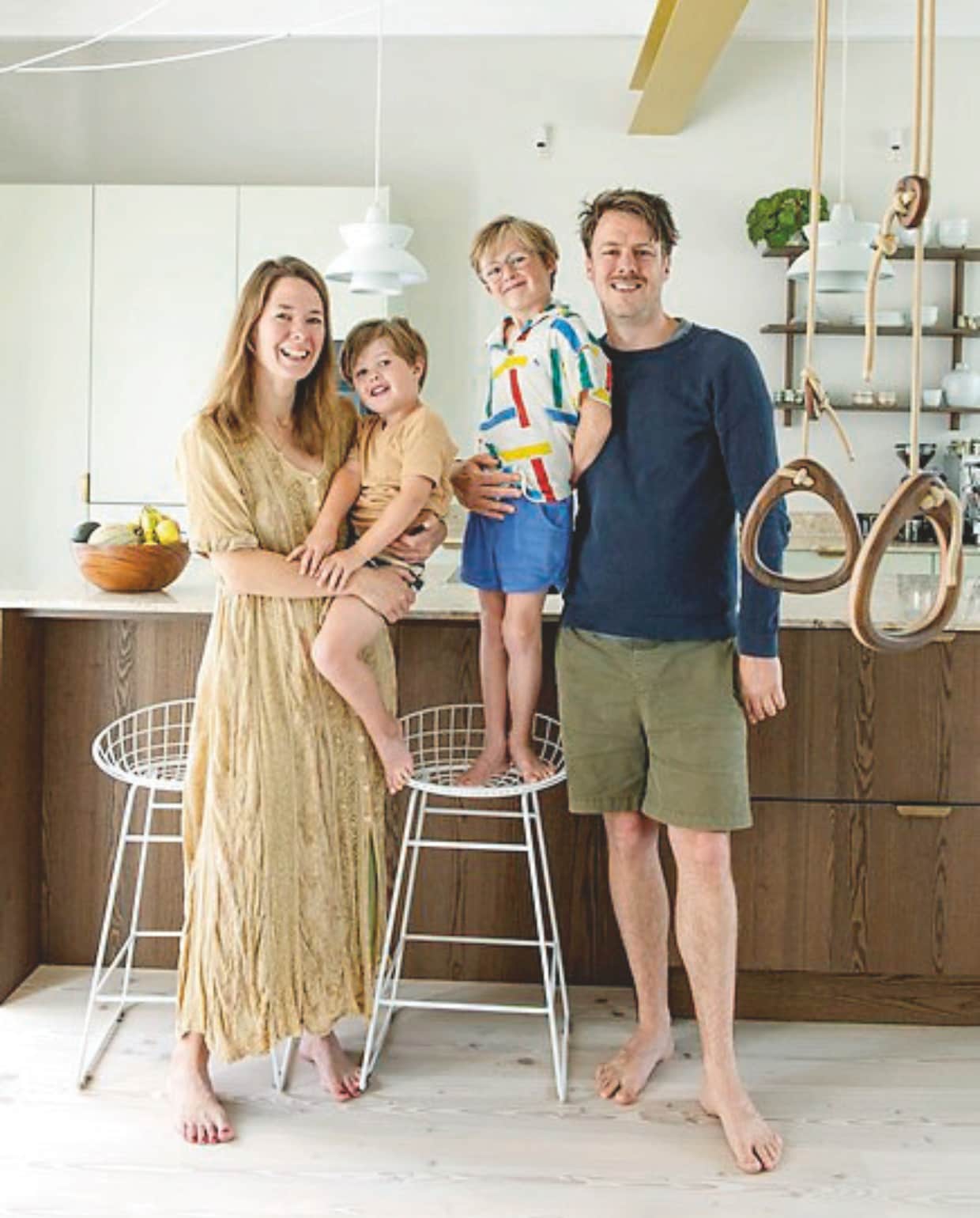 Bewoners Eline en Dick met hun kinderen. vtwonen 06-2025 | styling Jeske Weel | fotografie Caroline Coehorst