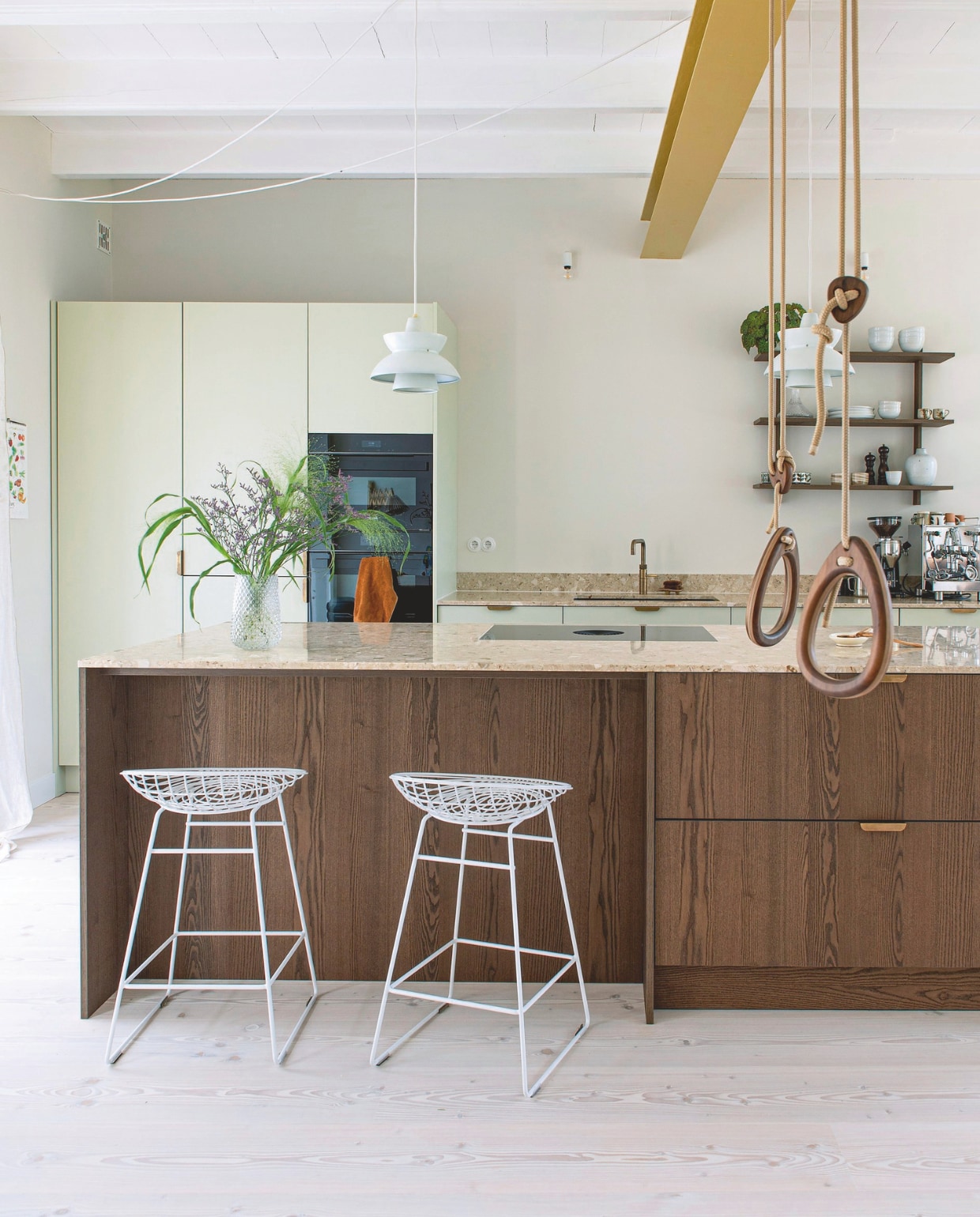 Keuken en wandrek Mugg, barkrukken KM06 van Pastoe, hanglampen vintage Louis Poulsen, ringen Lillagunga, vaas Hema, ovens Siemens, kraan Quooker, handdoek Zara Home. vtwonen 06-2025 | styling Jeske Weel | fotografie Caroline Coehorst