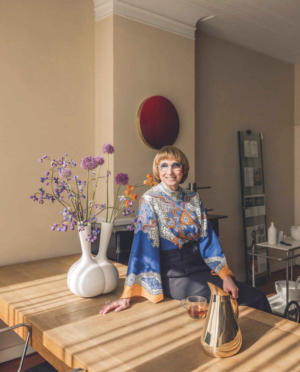 Tafel Henk Vos. Vaas Roderick Vos. Waterkan van Aldo Cibic voor Paola C. Het ronde wandelement is een kunstwerk van Corine van Voorbergen. Stijlvol Wonen 06-2025 | fotografie Katoo Peeters | tekst Eveline Stoel