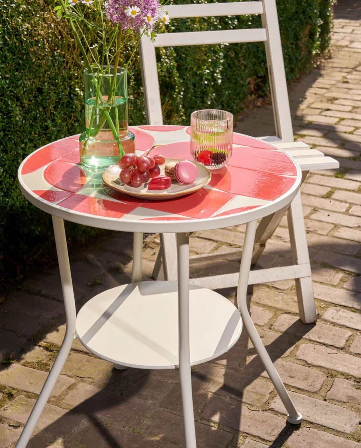 Shop via shop.vtwonen.nl: Mica Decorations buiten bijzettafel Bologna, metaal, rood, 50x60 cm (Øxh) € 119,-. Mica Decorations