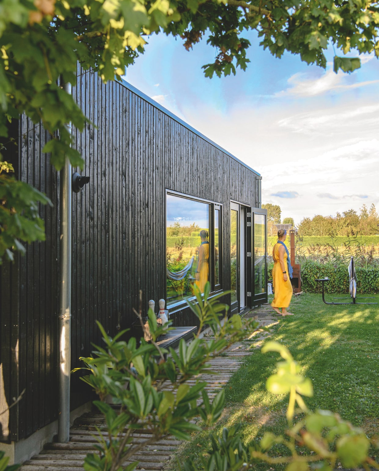 Buitenkant van het vakantiehuis aan de dijk bij het Markermeer vtwonen 06-2025 | styling Fiona Richardson | fotografie Lisa Cohen