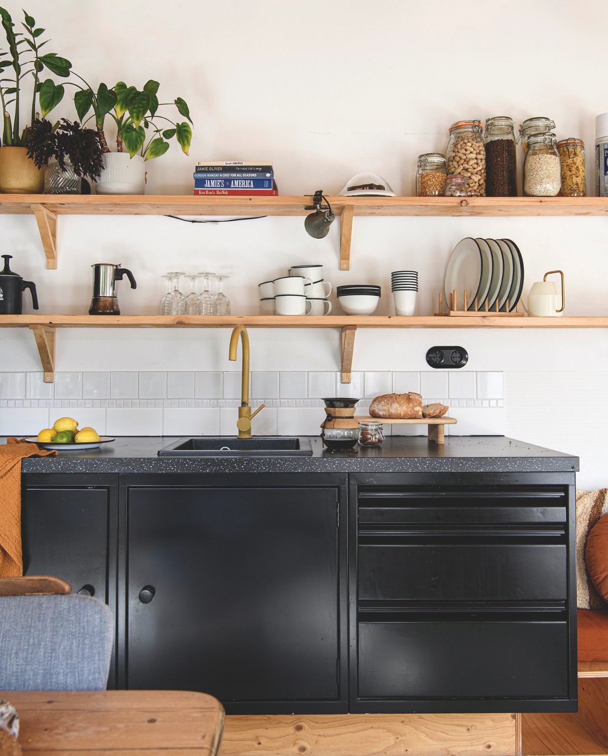 Keuken The Big Easy Kitchen, houten planken gemaakt van steigerhout, kraan Abi Interiors, servies Dille & Kamille, weckpotten kringloop, houten tray Ikea, wandtegels Marktplaats, koffiekan Bialetti. Eetkamerstoel zelf opnieuw bekleed en opgeknapt, maquette van het vakantiehuis Studio Ku+, keukenlampjes Catawiki. vtwonen 06-2025 | styling Fiona Richardson | fotografie Lisa Cohen