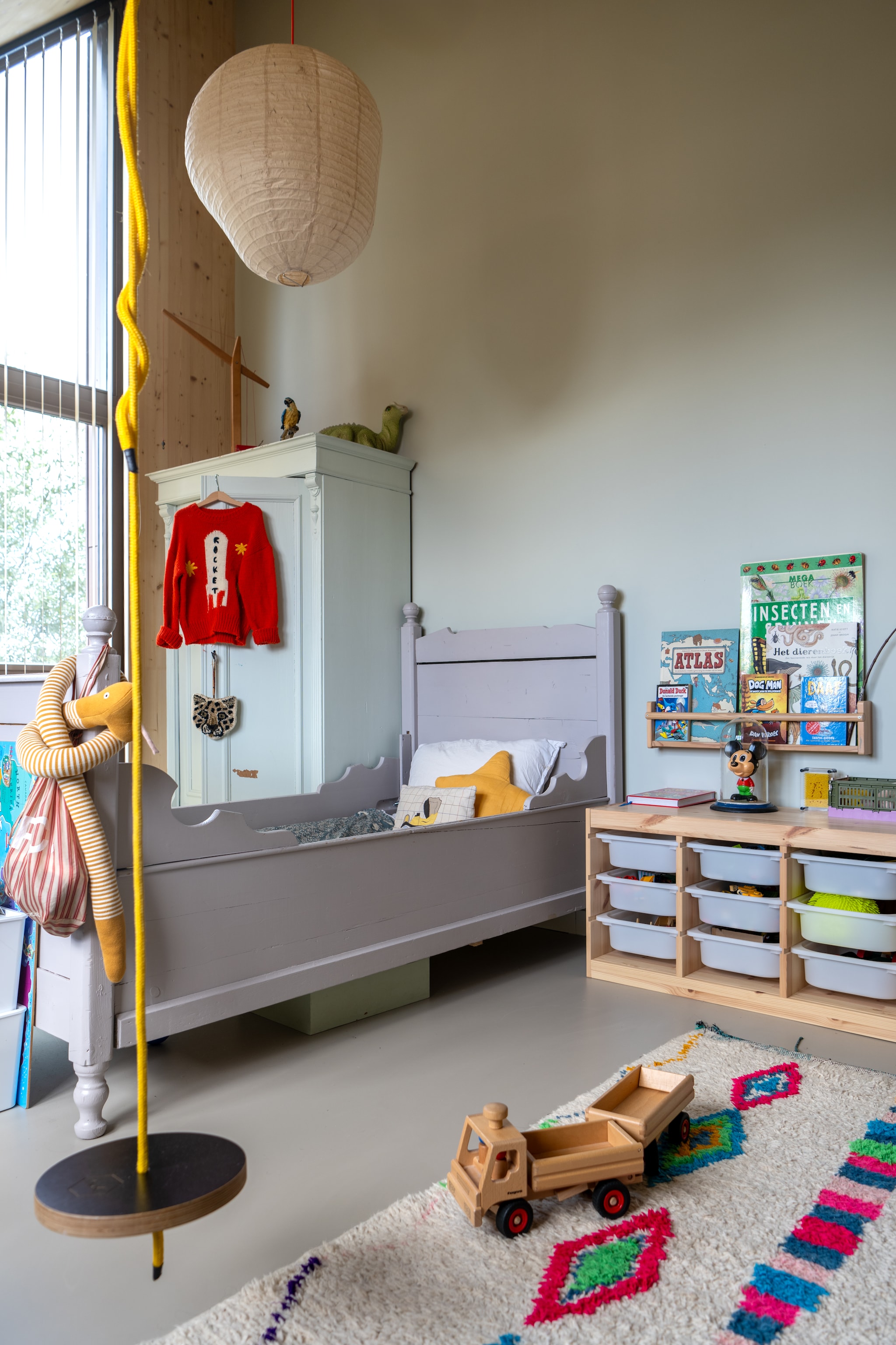 Kast erfstuk, geverfd in Bancha van Farrow & Ball. Kunstwerk trein Jordy van den Nieuwendijk, knuffel vos Donna Wilson. Vloerkleed The Souks, bed ooit van Jesse geweest. vtwonen 09-2025 | styling Jasmijn Stegeman | fotografie Anke Leunissen