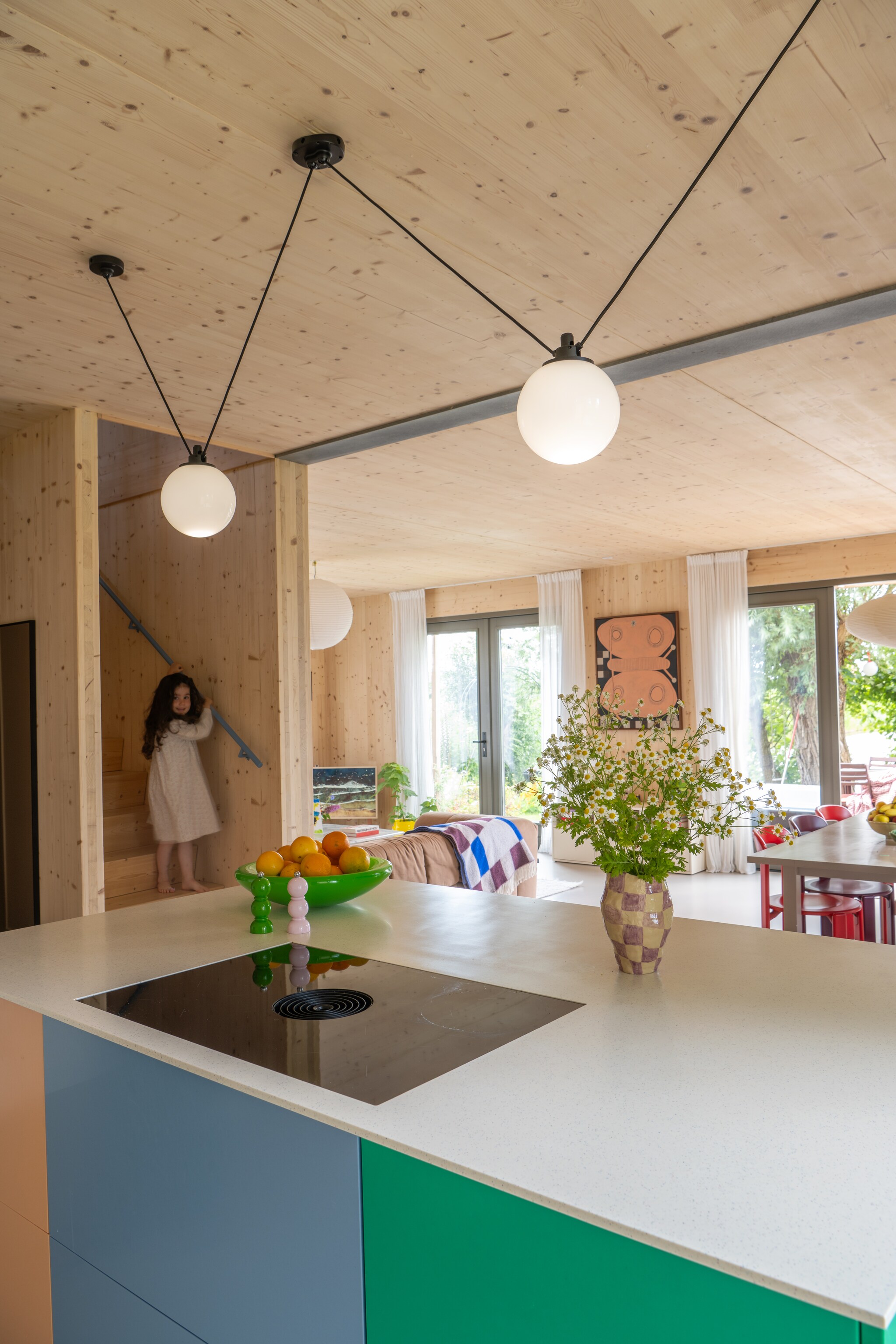 Keuken Match van Muller Van Severen voor Reform, hanglamp DCW Editions. Wandplank Frama, wandlampen Rose Uniacke. Tas Isabel Marant, broodrooster Hay, pan Le Creuset. Muurkleur een custom NCS kleur (S 0804-Y30R) op basis van de kleur van de keuken. Eettafel Ikea, stoelen model Rey via Hay, lamp Akari van Vitra. Wandkast String, vaas Muuto. Gordijnen H&M Home, gietvloer Van Hollandse Bodem. vtwonen 09-2025 | styling Jasmijn Stegeman | fotografie Anke Leunissen