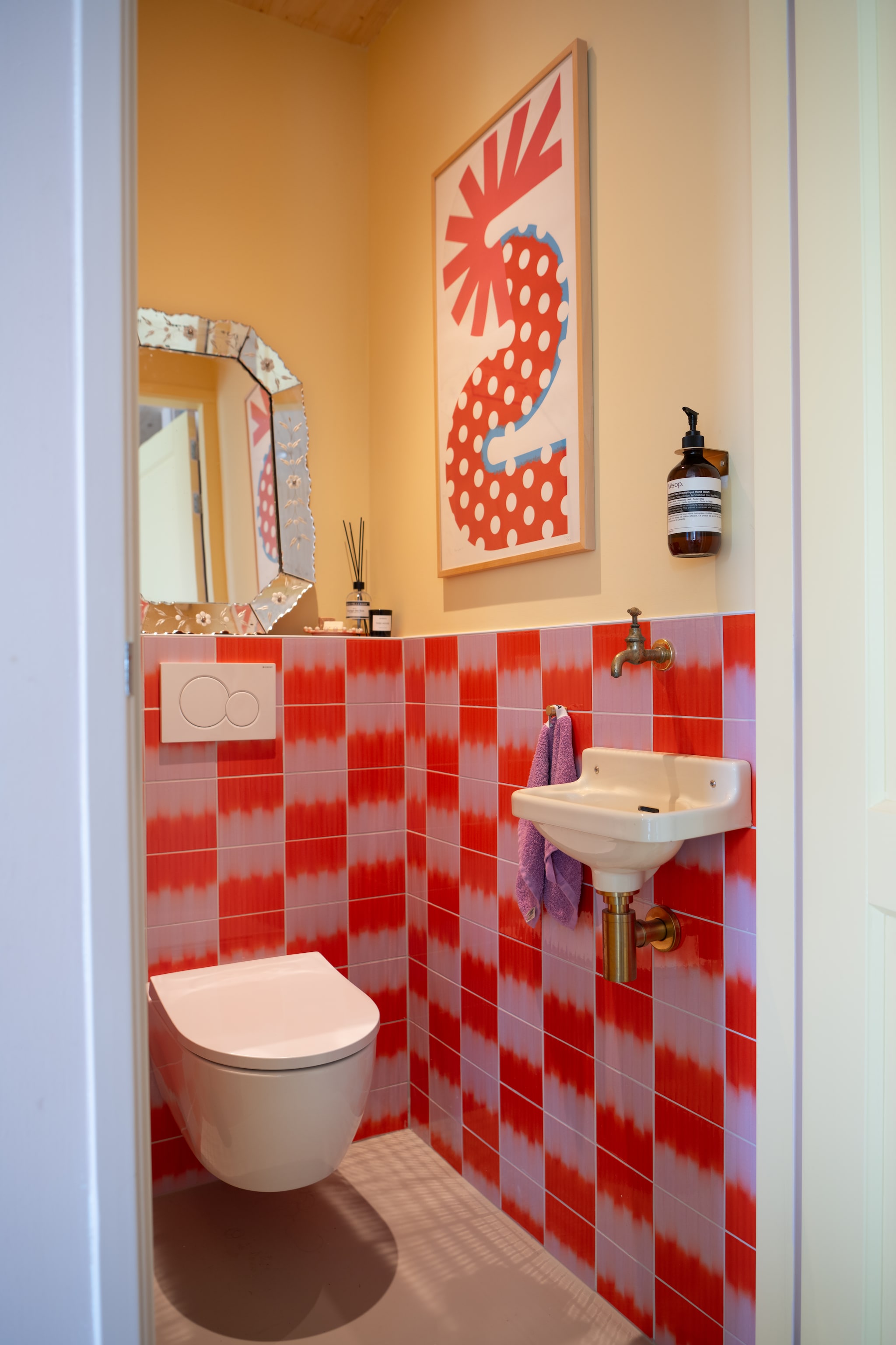 Tegels Palet, kunstwerk Kumi Sugai. Wasbak en kraan Mammoet Den Haag, spiegel vintage. Zeep Aesop, handdoek Tekla. vtwonen 09-2025 | styling Jasmijn Stegeman | fotografie Anke Leunissen