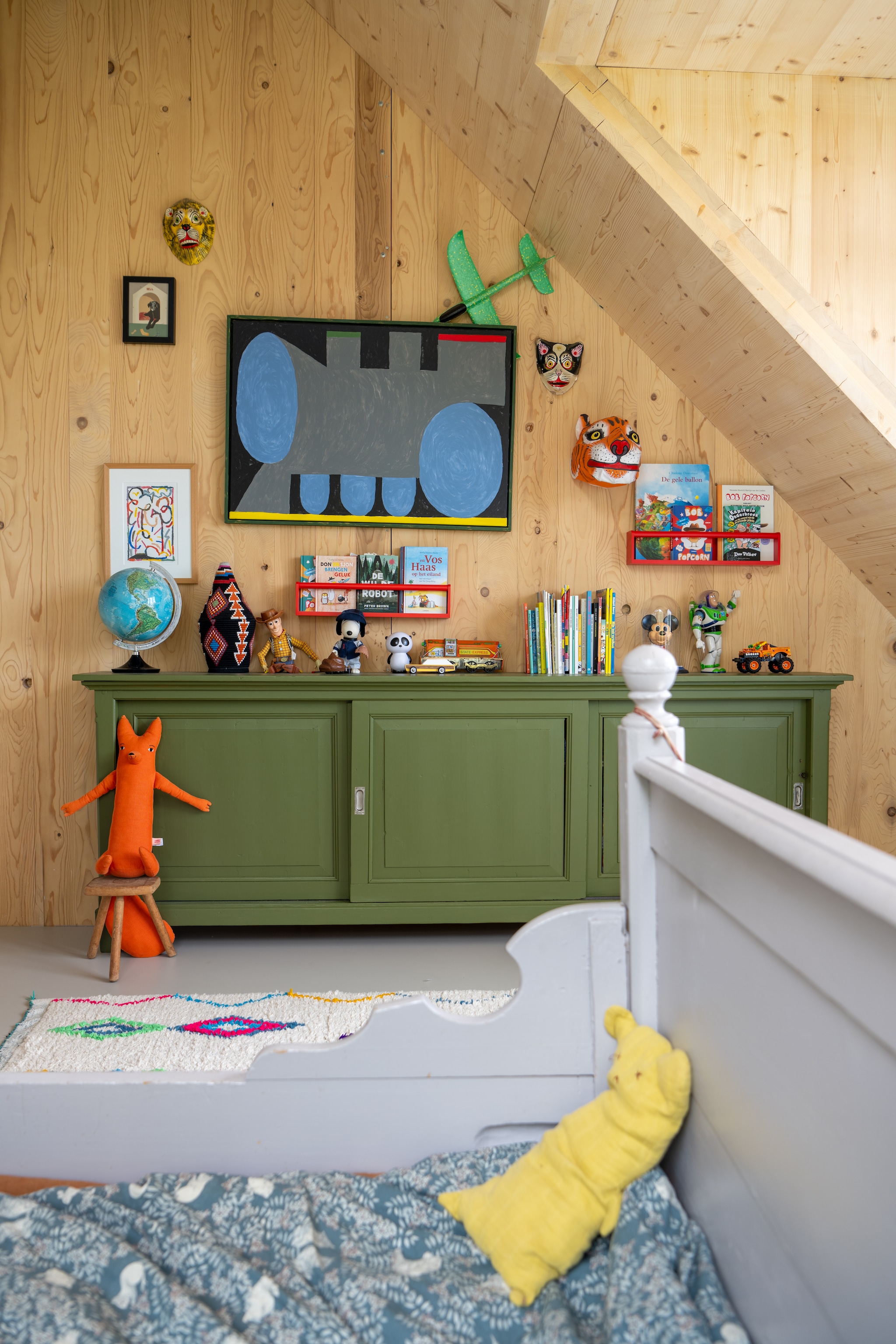 Kast erfstuk, geverfd in Bancha van Farrow & Ball. Kunstwerk trein Jordy van den Nieuwendijk, knuffel vos Donna Wilson. Vloerkleed The Souks, bed ooit van Jesse geweest. vtwonen 09-2025 | styling Jasmijn Stegeman | fotografie Anke Leunissen