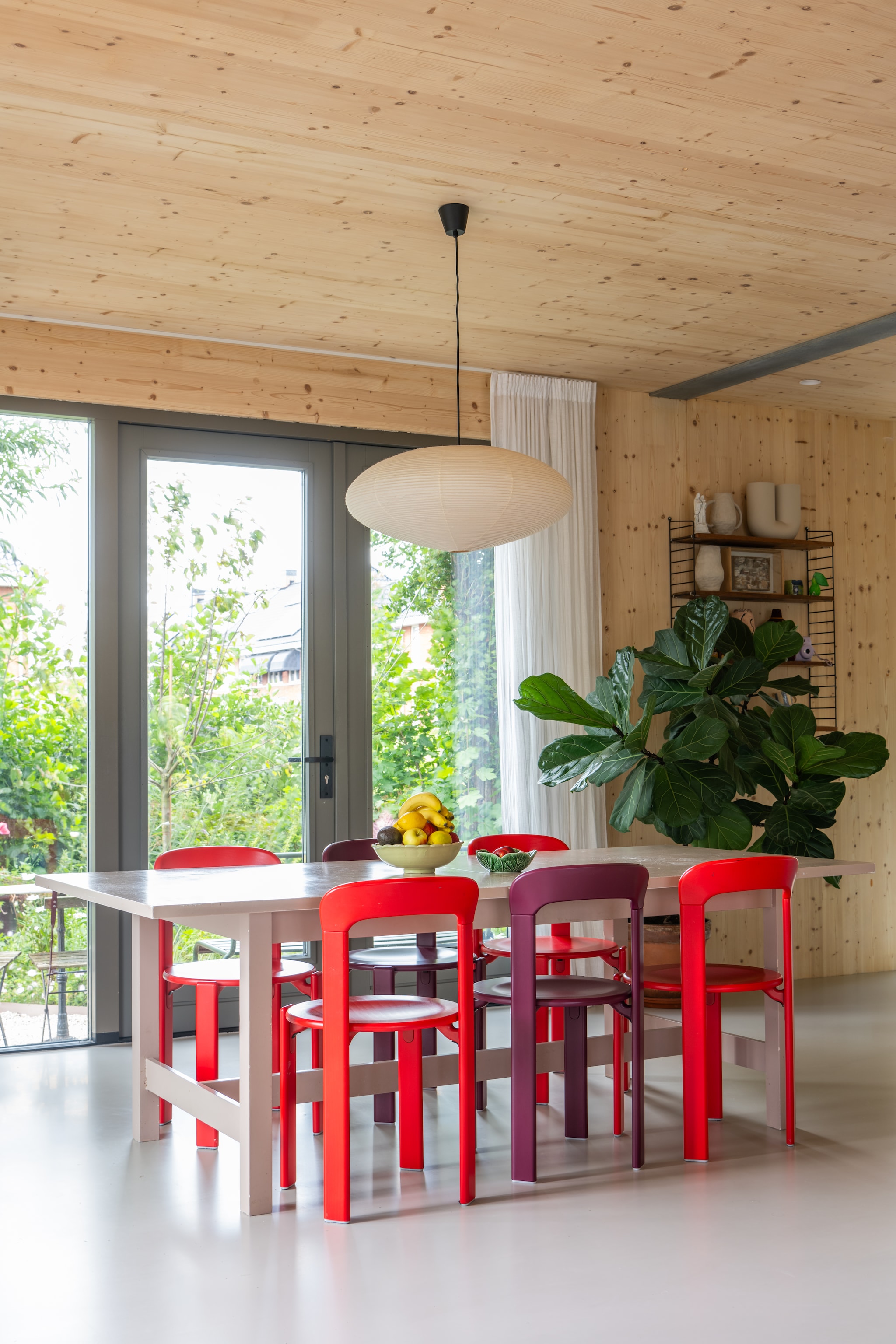 Eettafel Ikea, stoelen model Rey via Hay, lamp Akari van Vitra. Wandkast String, vaas Muuto. Gordijnen H&M Home, gietvloer Van Hollandse Bodem. vtwonen 09-2025 | styling Jasmijn Stegeman | fotografie Anke Leunissen