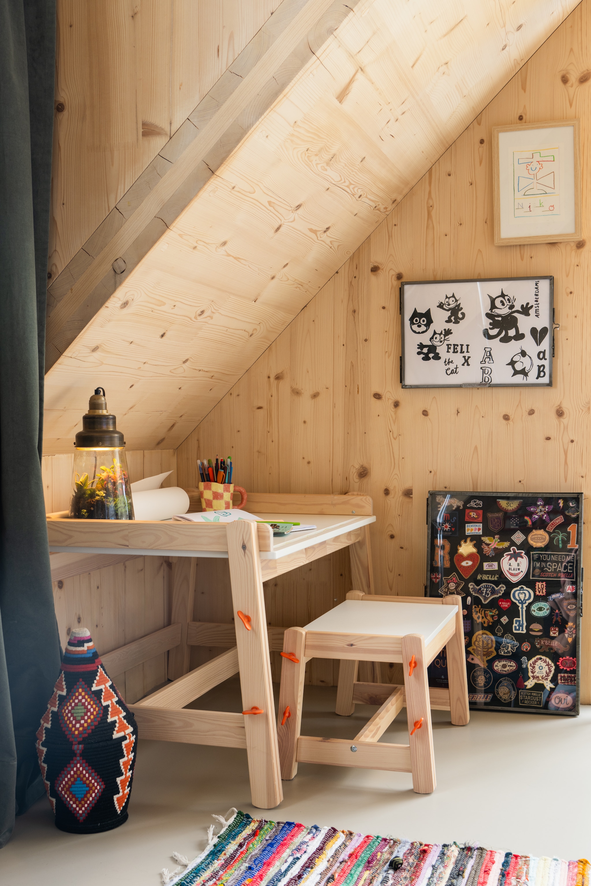 Bureau Flisat van Ikea, lamp Pickles van Spruitje. Marokkaanse mand The Souks, kunst gemaakt door Jesse.  vtwonen 09-2025 | styling Jasmijn Stegeman | fotografie Anke Leunissen