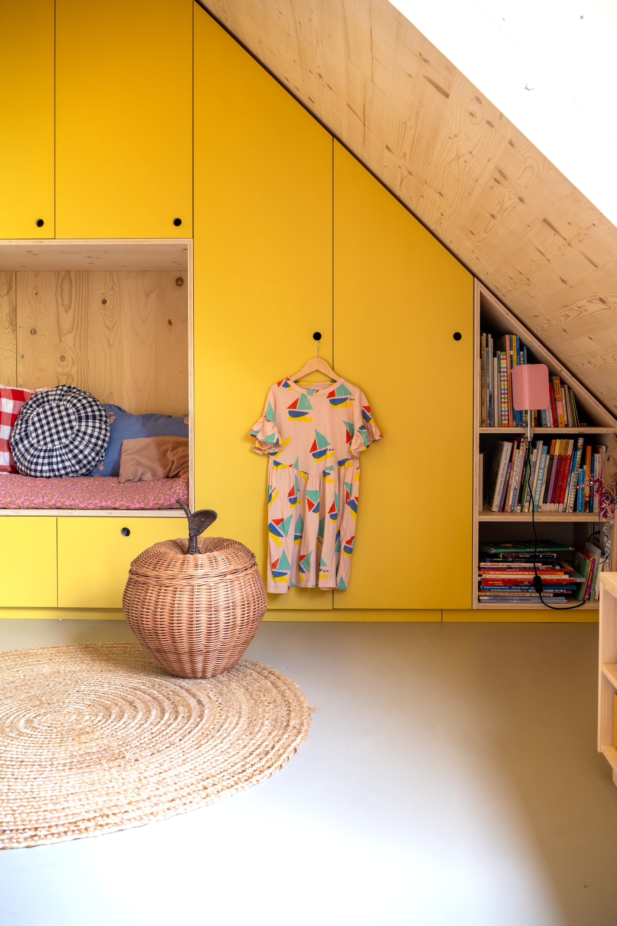 Kast van Standaard Maatwerk in kleur Babouche van Farrow & Ball. Wandlamp Apex van Hay, mand Ferm Living. Geruit kussen gemaakt door de moeder van Jesse. Vloerkleed Karwei. vtwonen 09-2025 | styling Jasmijn Stegeman | fotografie Anke Leunissen