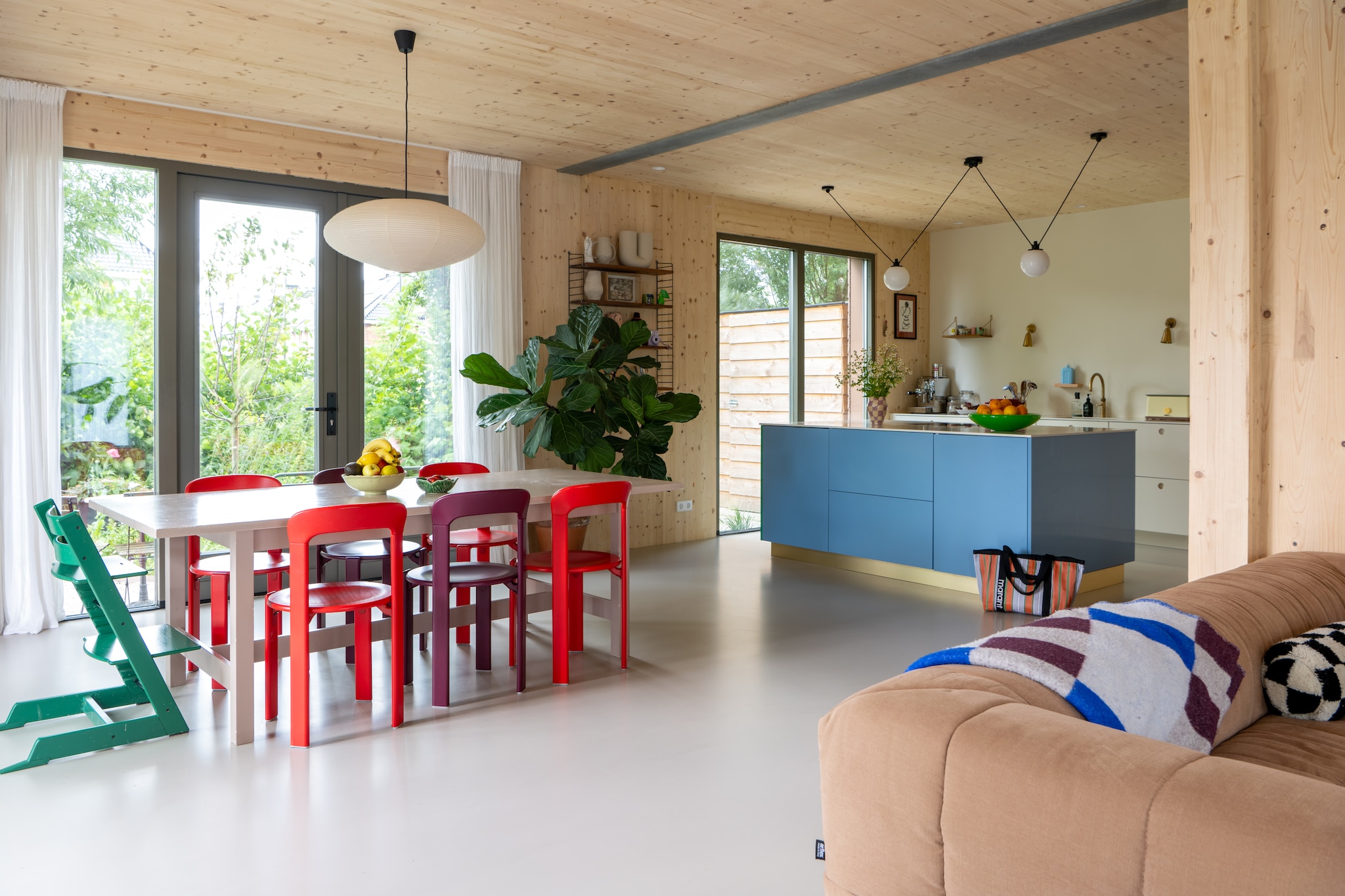 Keuken Match van Muller Van Severen voor Reform, hanglamp DCW Editions. Wandplank Frama, wandlampen Rose Uniacke. Tas Isabel Marant, broodrooster Hay, pan Le Creuset. Muurkleur een custom NCS kleur (S 0804-Y30R) op basis van de kleur van de keuken. Eettafel Ikea, stoelen model Rey via Hay, lamp Akari van Vitra. Wandkast String, vaas Muuto. Gordijnen H&M Home, gietvloer Van Hollandse Bodem. vtwonen 09-2025 | styling Jasmijn Stegeman | fotografie Anke Leunissen