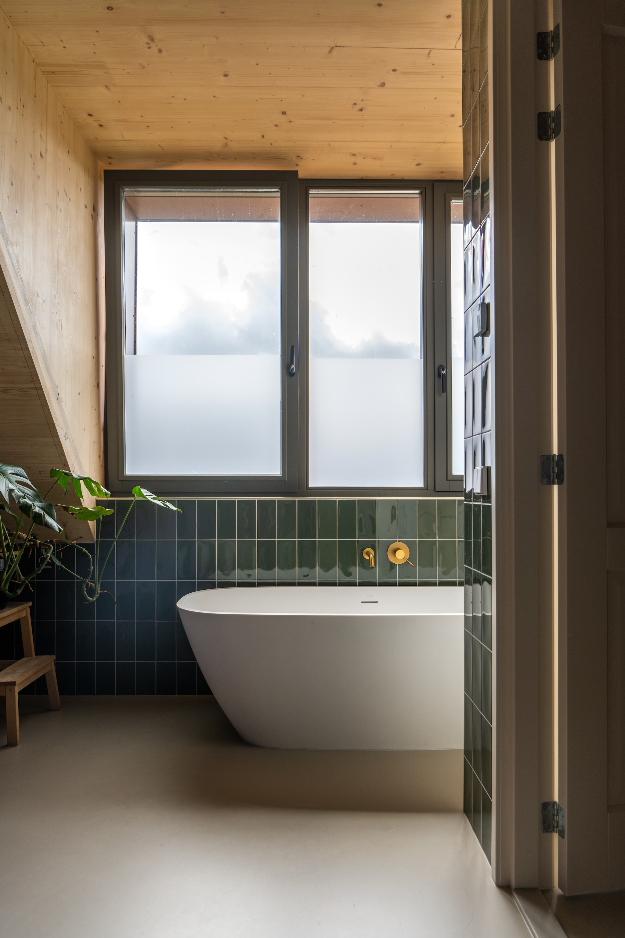 Bad en kraan Lusso, tegels Mosa. vtwonen 09-2025 | styling Jasmijn Stegeman | fotografie Anke Leunissen