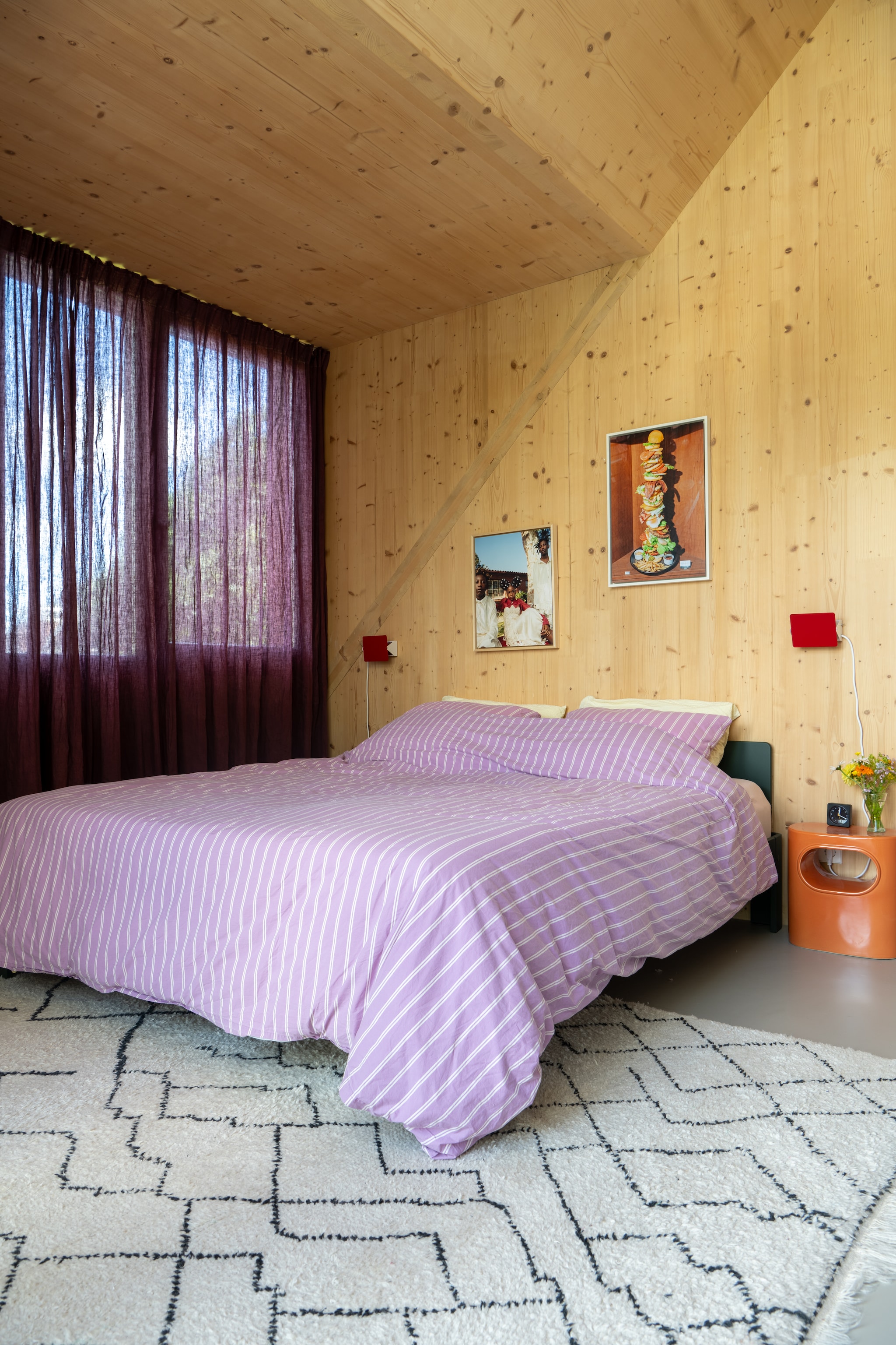 Beddengoed Tekla, nachtkastje HKliving. Kampen Charlotte Perriand. Vloerkleed uit Marokko. Gordijnen Ikea, geverfd met textielverf. Kunst in bruikleen van vriendin. Foto links Micaiah Carter, foto rechts Marco Arguello. vtwonen 09-2025 | styling Jasmijn Stegeman | fotografie Anke Leunissen