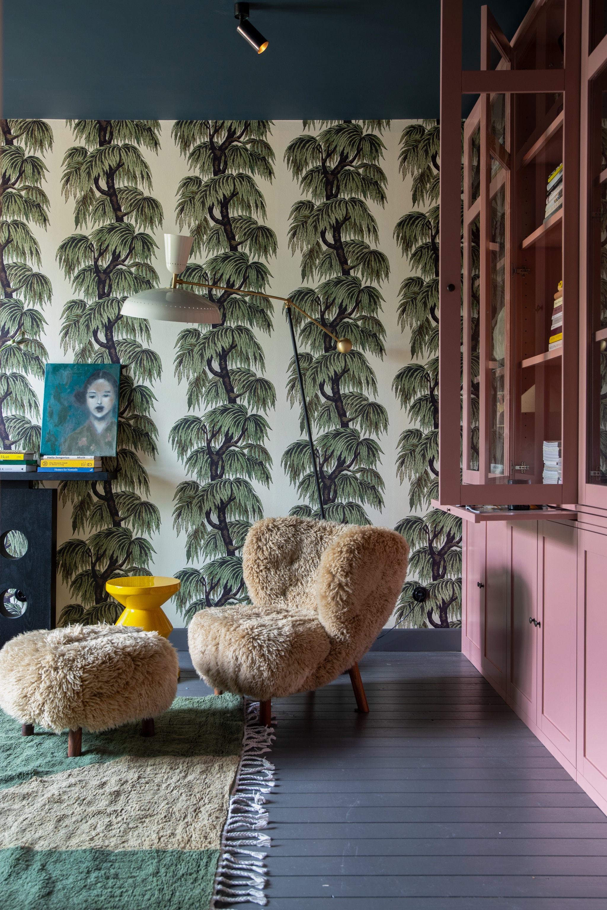 Roze kast op maat 123kast.nl. Hanglamp DCW Editions via Flow Rotterdam. Plafondkleur Nice Night van The Nice Stuff Colours by Flexa x Karwei, behang House of Hackney via Selected Wallpapers. Fauteuil &Tradition, gele kruk Polspotten, vloerkleed Theo-Bert Pot by Karwei. vtwonen binnenkijken 09-2025 | styling en fotografie Theo Bert-Pot, Jelle van de Schoor