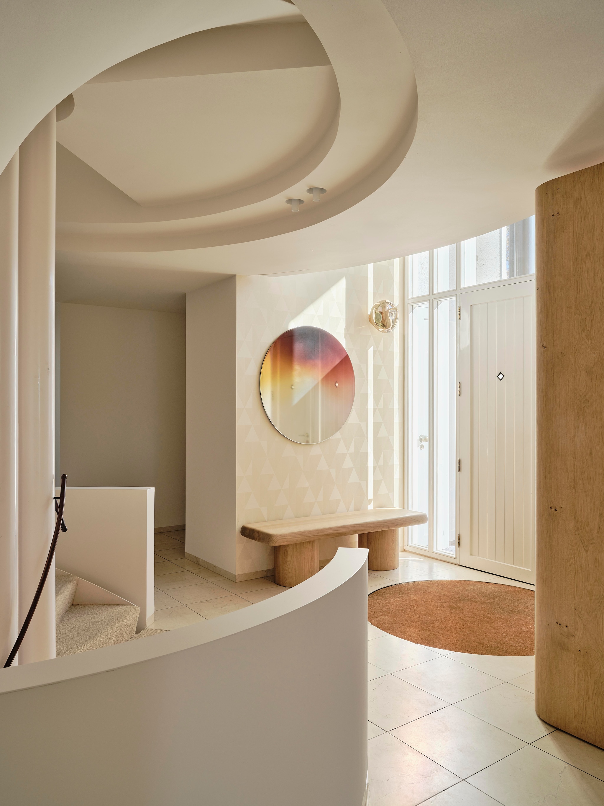 Wandlamp Contain. Behang Casamance. Spiegelkunstwerk Tjimkje de Boer. Bank ontworpen door Fleur Westerweel en gemaakt door Behout. Vaas Ferm Living. Spots Prado. stijlvol wonen 8-2025 | fotografie Space Content Studio