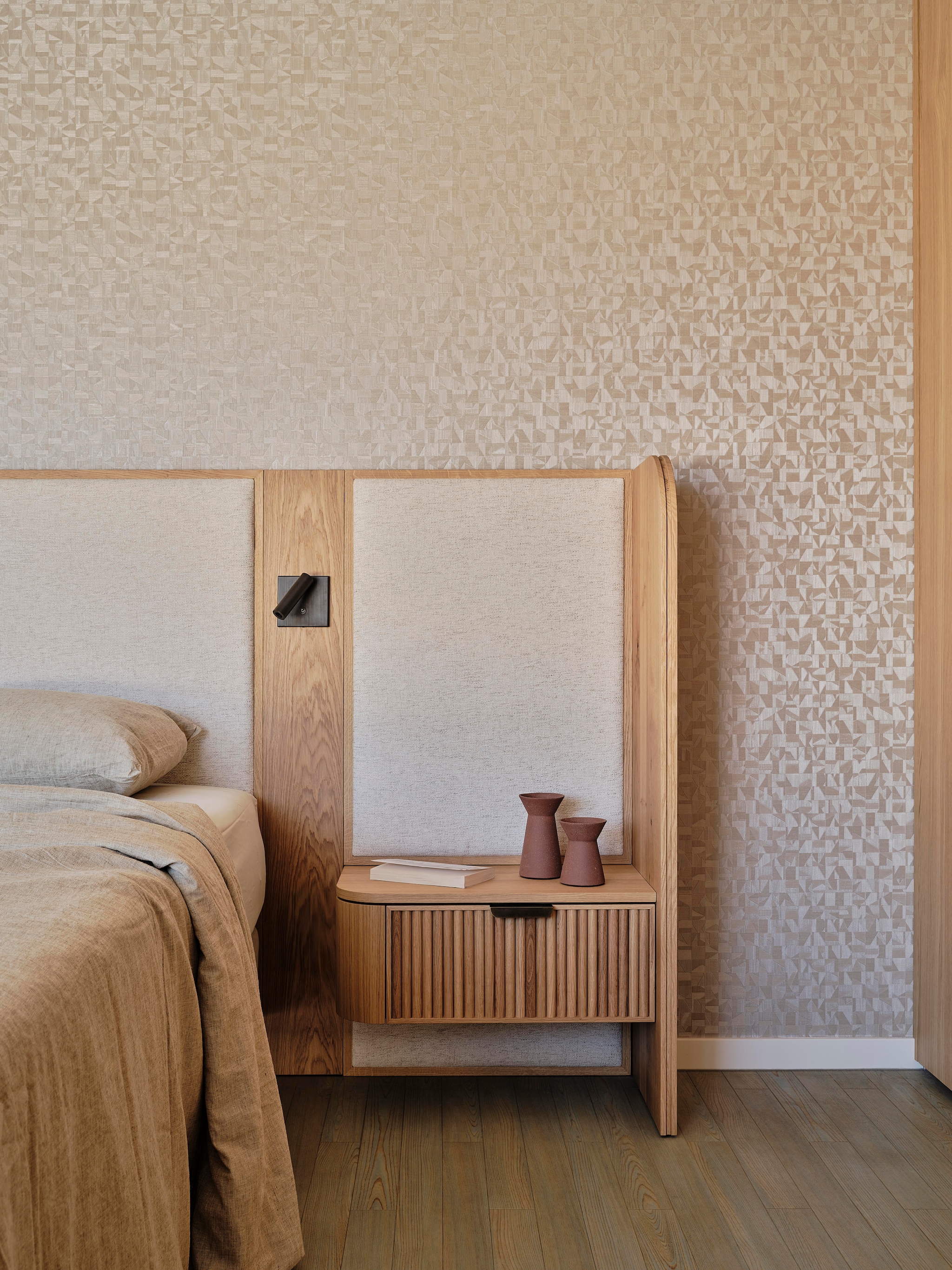 Behang Tiznit van Casamance. Beddengoed Zara Home. Kussen Dedar. Kleed Ferreira de Sá. Gordijnstof Zaz Amsterdam, gemaakt door Kniphal. Headboard met geïntegreerde verlichting ontworpen door Fleur Westerweel, gemaakt door ’t Kroonhuys en bekleed door Stoffeershop. stijlvol wonen 8-2025 | fotografie Space Content Studio