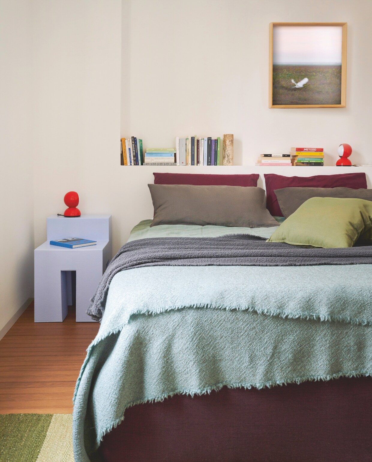 Bedlinnen Society Limonta. Stoel Finemateria. Lampen van Castiglioni voor Artemide. Vloerkleed CC Tapis. Stijlvol Wonen 06-2025 | fotografie Valentina Sommariva