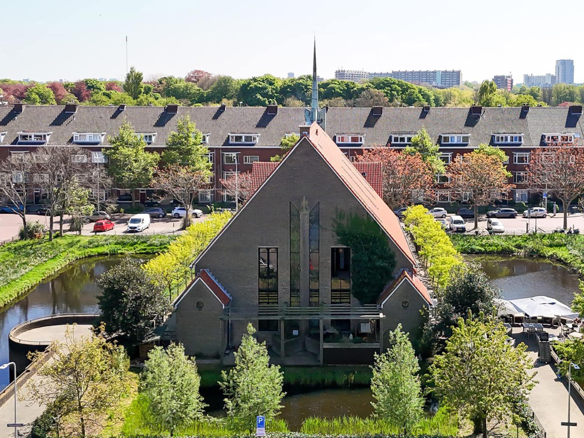 voormalige kerk kleurrijk interieur den haag
