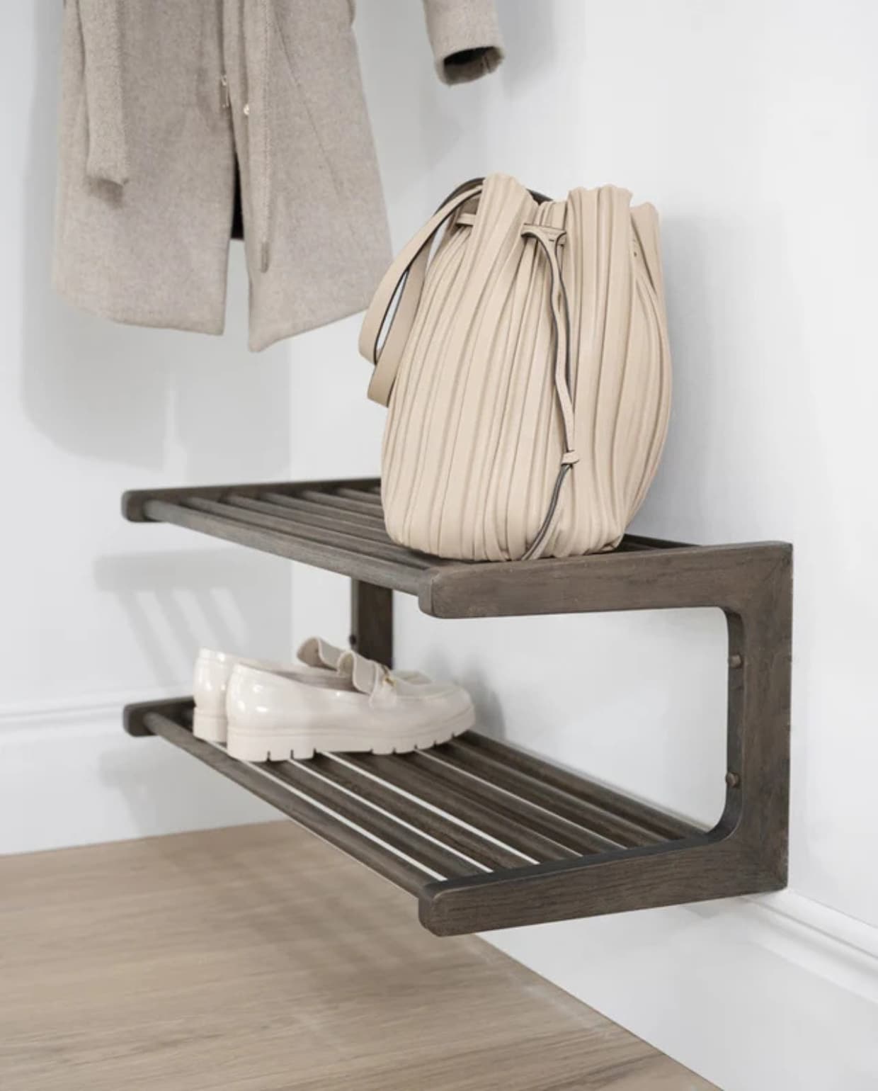 Shop via shop.vtwonen.nl: Rowico Home hangend schoenenrek Inverness, hout, donker eiken, 80x28 cm (bxh) € 239,-. Rowico Home