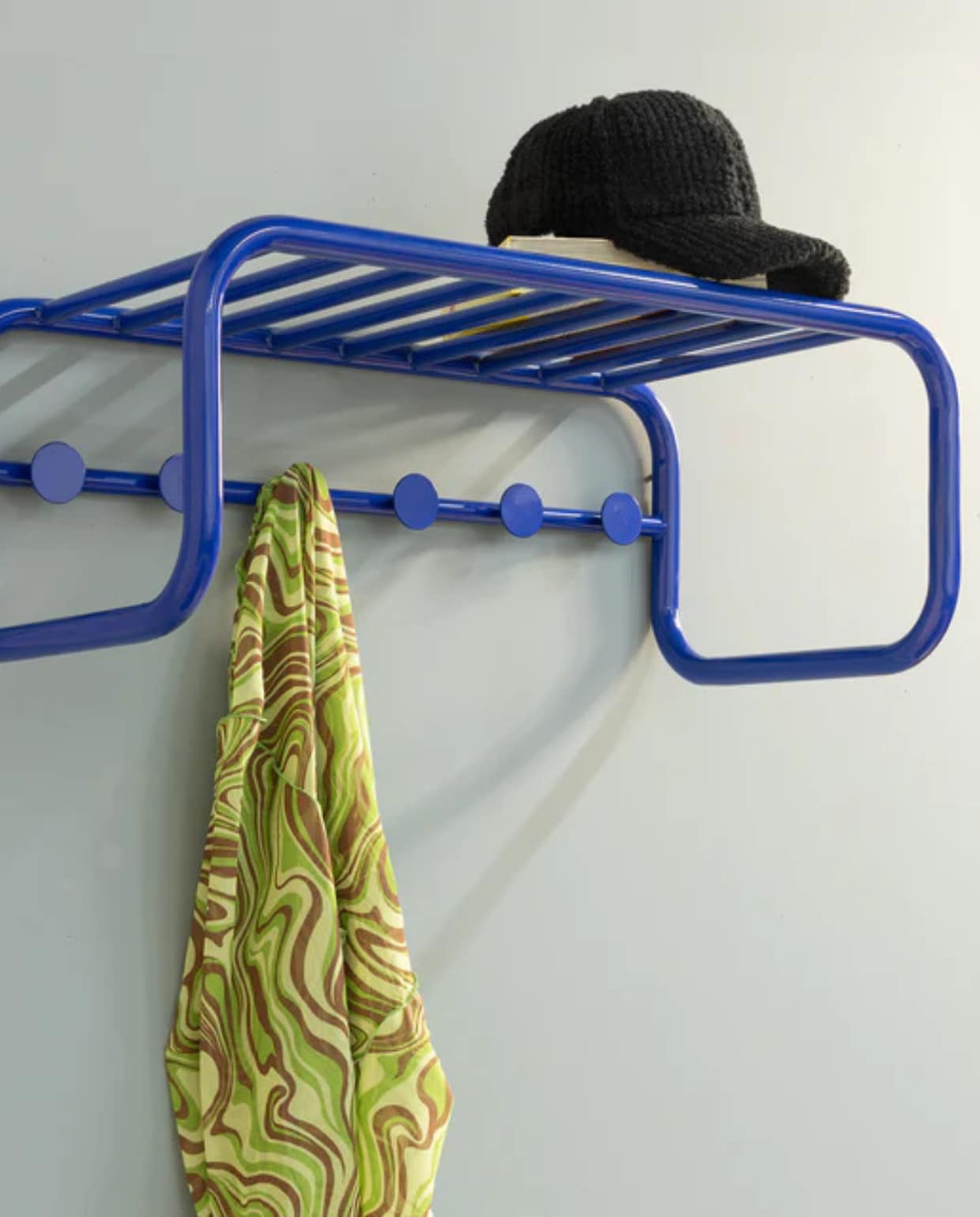 Shop via shop.vtwonen.nl: Spinder Design kapstok Retro, staal, ultramarine, 72x35x24 cm (bxdxh) € 249,-. Spinder Design