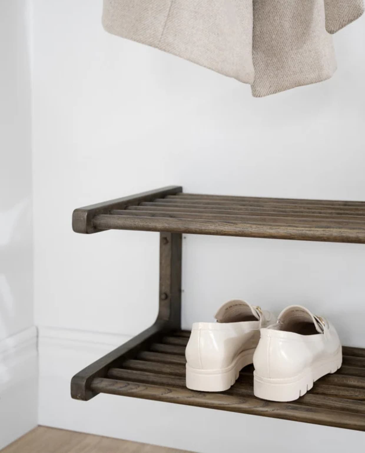 Rowico Home hangend schoenenrek, hout, donker eiken, 80x32x28 cm (bxdxh) € 239,- (shop.vtwonen.nl). Overig privébezit. Rowico Home
