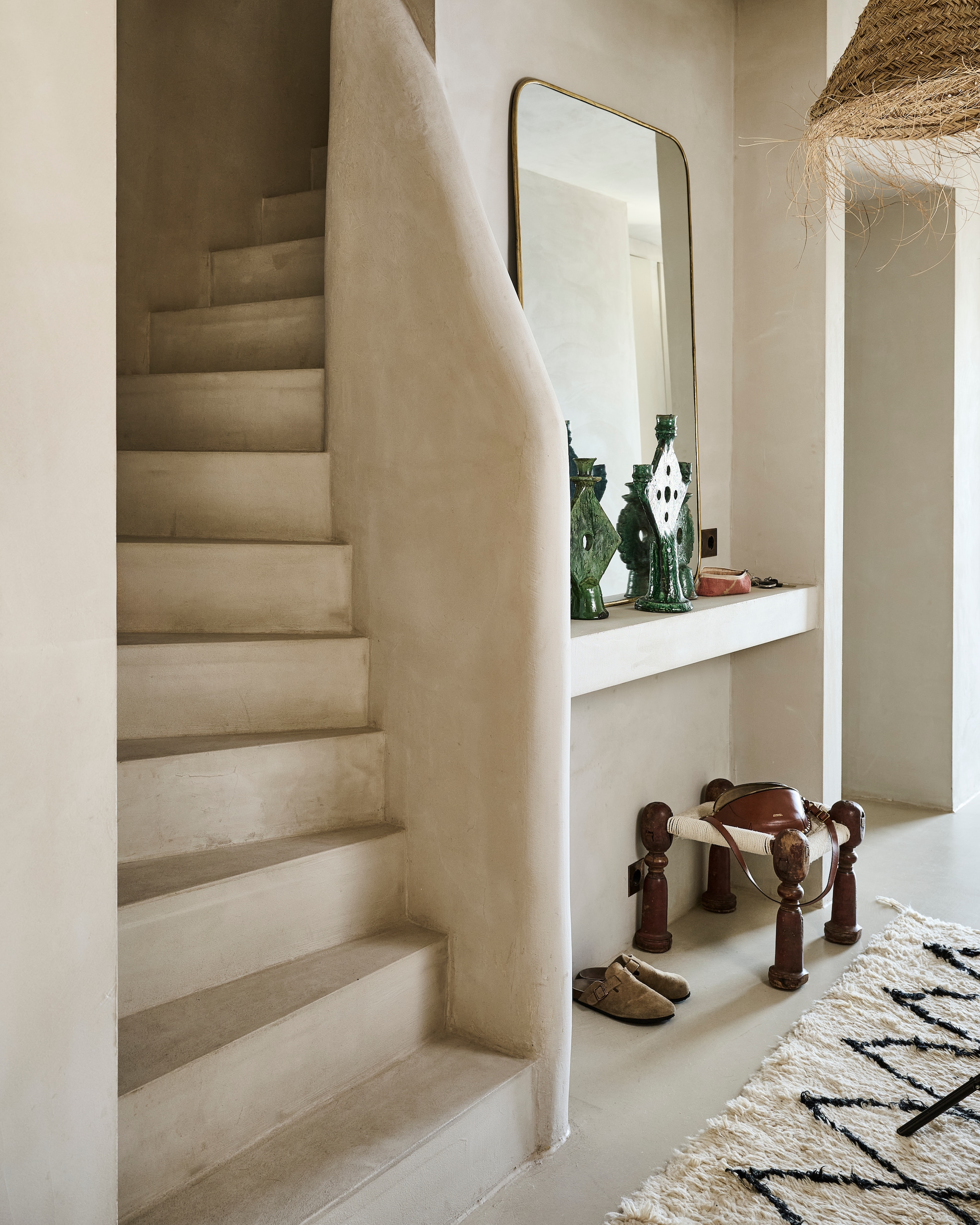 Spiegel, kruk en groene kandelaars uit Marokko. Kleed The Souks. Lamp Ibiza Code. vtwonen 08-2025 | styling Marianne Luning | fotografie Sjoerd Eickmans