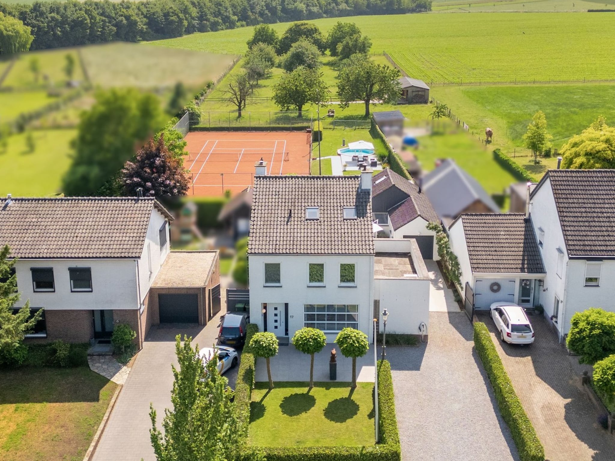 huis met tennisbaan in tuin