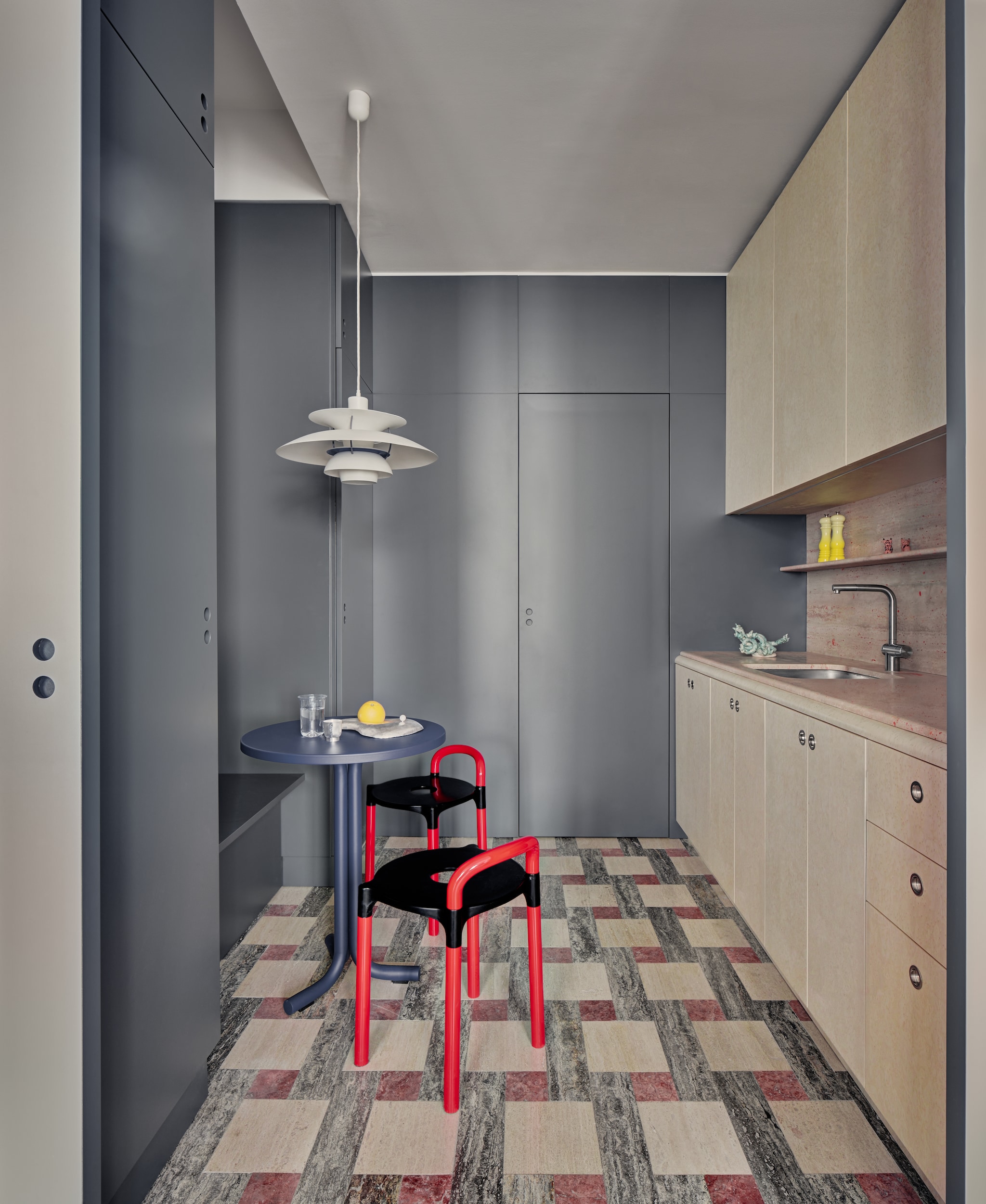 Vintage krukken Kartell. Lamp Louis Poulsen. Keukenaccessoires Natalia Criado.   Stijlvol Wonen 6-2025 I Productie Living Inside | Styling Giulia Taglialatela I Fotografie Mattia Iotti