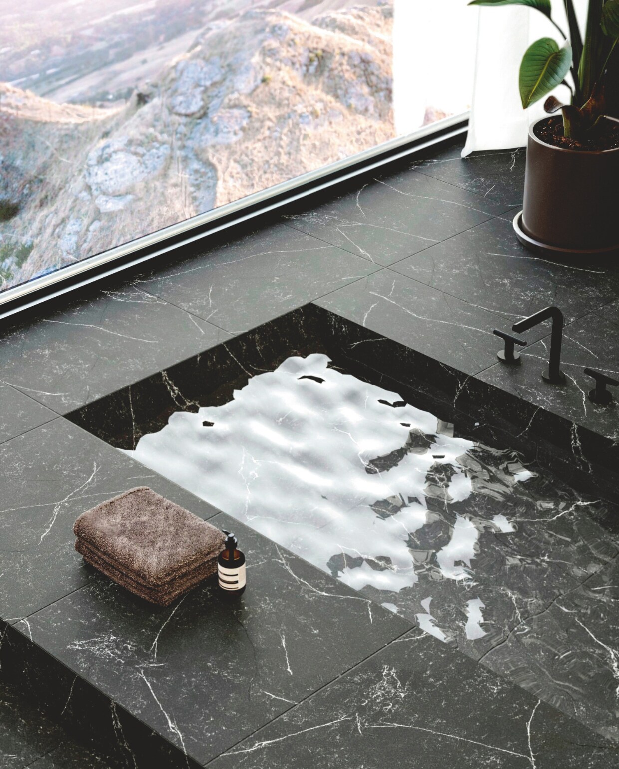 Esthetiek, duurzaamheid en uitstekende technische prestaties zijn de kenmerken van de New Era Ecotone-collectie. Ideaal voor badkamerbladen, -wanden en douches. De collectie omvat diverse fraaie oppervlakken, waaronder dit zwarte Nirvana met een fijne witte nerf. quartzforms.com Stijlvol Wonen 05-2025 | dossier badkamers