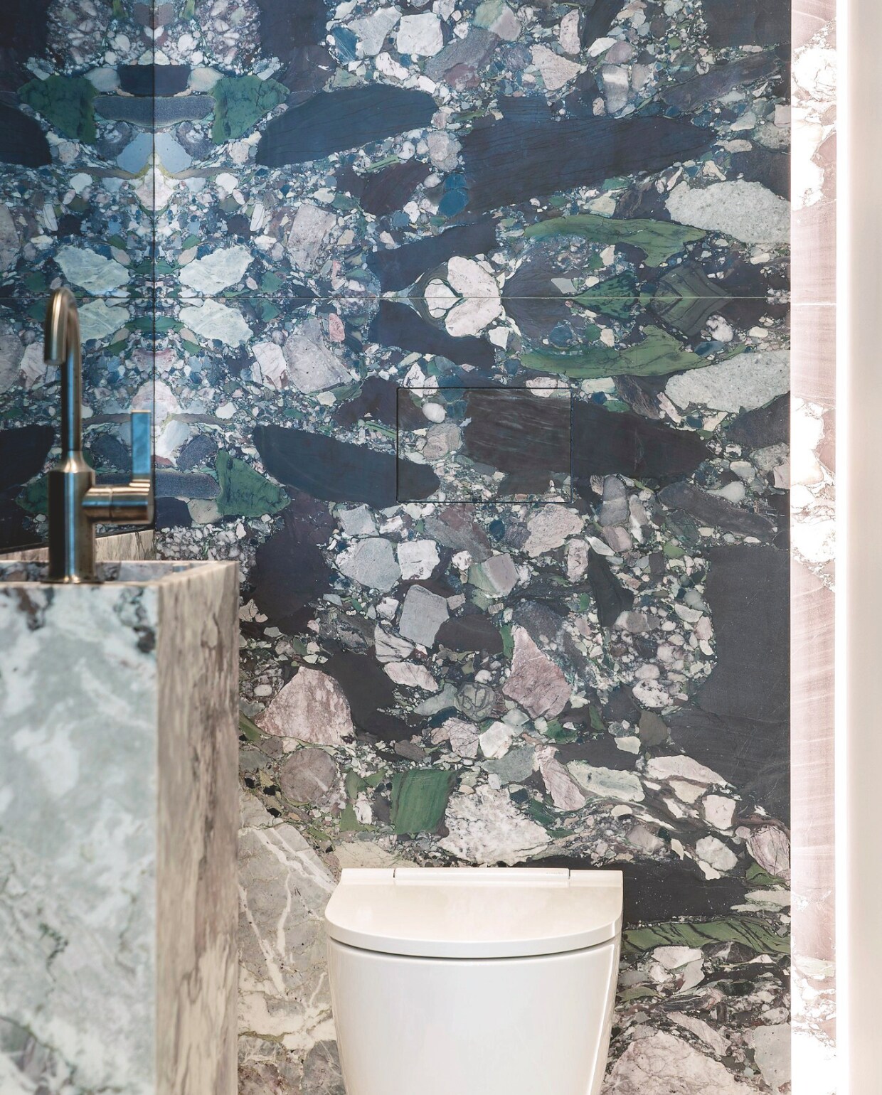 Een badkamer krijgt meteen karakter met wanden van deze kleurrijke natuursteen uit de Aquitaine-regio in Frankrijk. Quatre Saisons Printemps  heeft een kleurpalet van abstracte vormen in bordeaux, groen, roze en violet. Prijs op aanvraag. potierstone.be Stijlvol Wonen 05-2025 | dossier badkamers