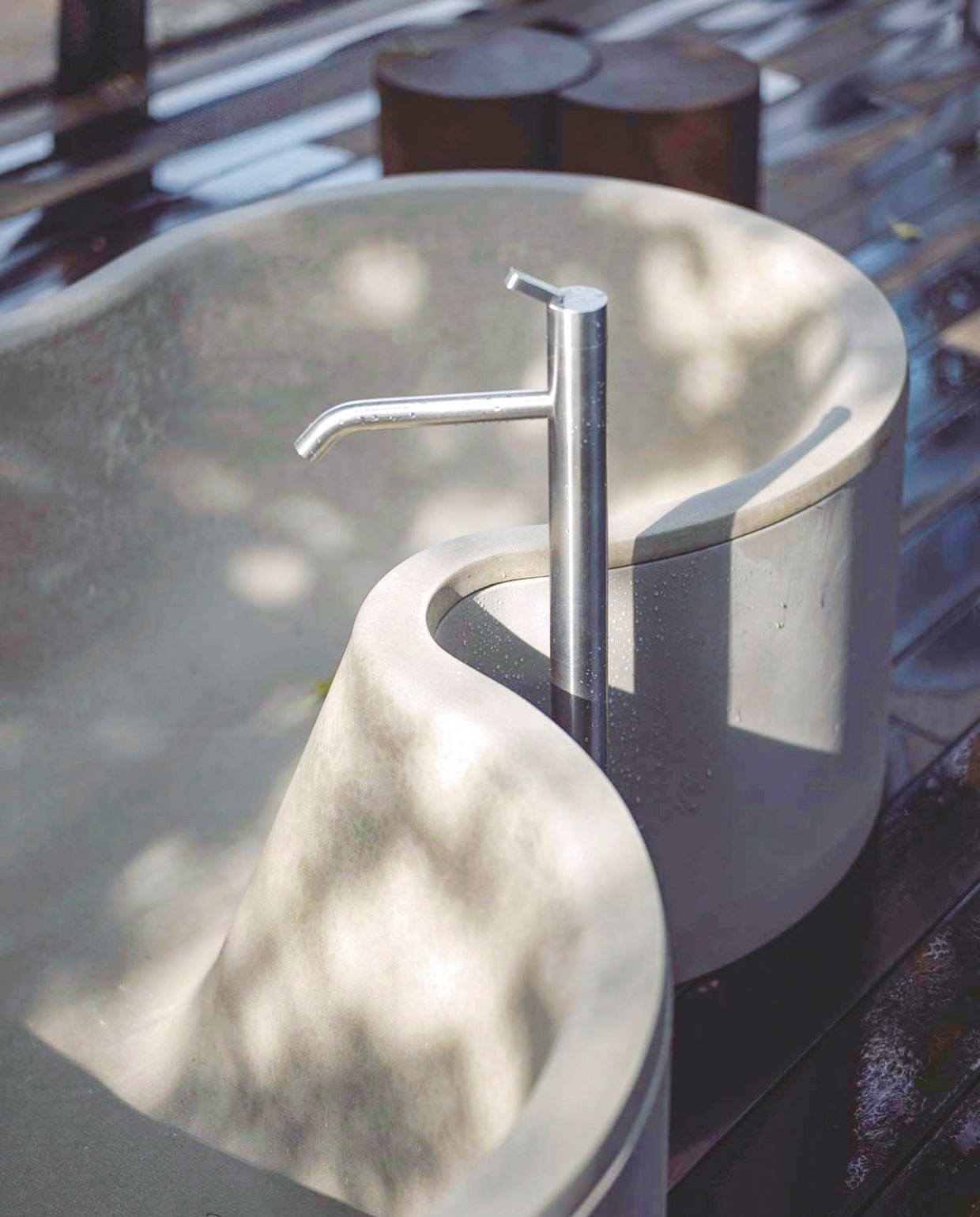 Dit coole, organisch gevormde bad biedt plek voor twee. Het staat mooi los in de ruimte en heeft de vloeiende belijning van een natuurvijver. De DR is een ontwerp van Studio MK27. agapedesign.it Stijlvol Wonen 05-2025 | dossier badkamers