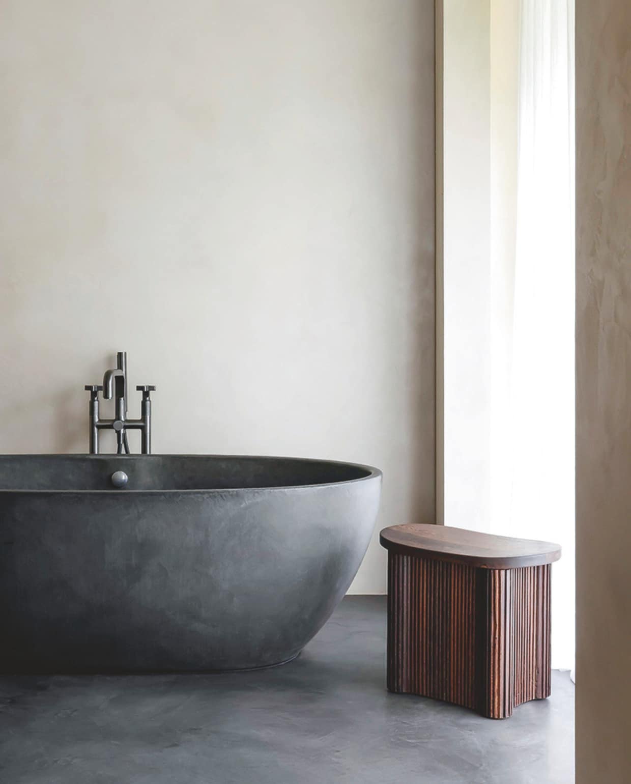 100% Belgisch design, dit classy badmeubel uit de No Limit Round-collectie, dat zich onderscheidt door pure, afgeronde vormen. Het innovatieve ontwerp - verkrijgbaar in verschillende uitvoeringen en kleuren - is prima te mixen en matchen. Met het fraaie bad Jayden bijvoorbeeld. detremmerie.be stijlvol wonen 05-2025 | dossier badkamers