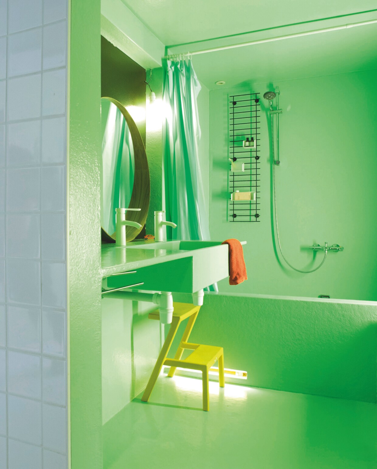 Fermetti is een ontwerpstudio met eigen productieatelier in Antwerpen. Het bedrijf realiseerde deze spectaculaire badkamer, gemaakt van polyester. Dankzij het waterdichte en slijtvaste karakter is dit materiaal ideaal voor zo’n natte ruimte. Wanden en vloer lopen mooi over in andere de elementen van polyester. Leuk detail: de naadloze afwerking maakt de badkamer extra onderhoudsvriendelijk. fermetti.be Stijlvol wonen 05-2025 | dossier badkamers