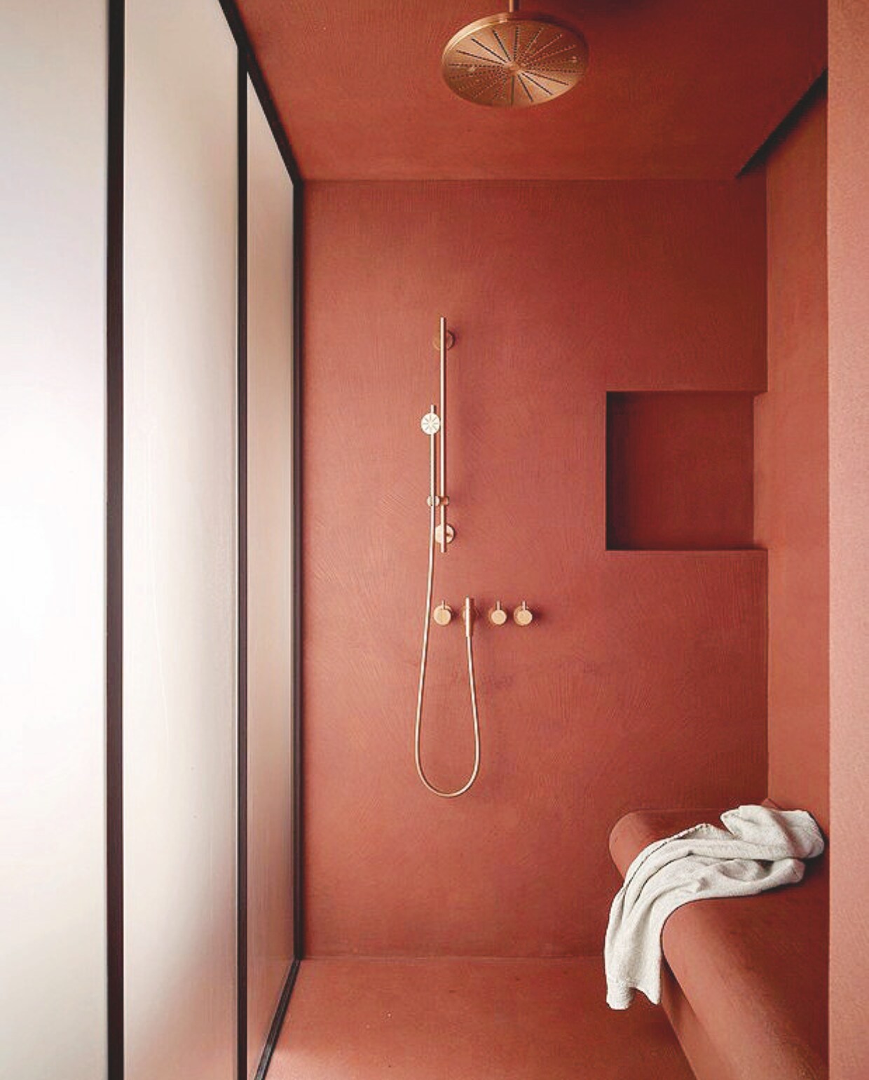 Interieurarchitect Arjaan De Feyter ontwierp deze beeldschone badkamer in een Antwerps penthouse. Terracotta en koper zorgen voor warmte. arjaandefeyter.be Stijlvol wonen 05-2025 | dossier badkamers