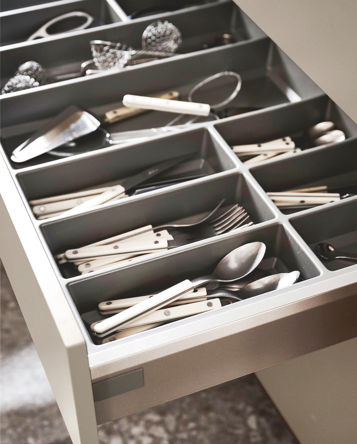 vtwonen keuken Tricolore, in drie kleuren, in deze opstelling € 23.500,- M.m.v. The Fine Store (Sabre Paris bestekset, taartschep en botermesje Bistrot), zarahome.com (kruidenschaar). vtwonen 07-2025 | styling Kim van Rossenberg | fotografie Sjoerd Eickmans