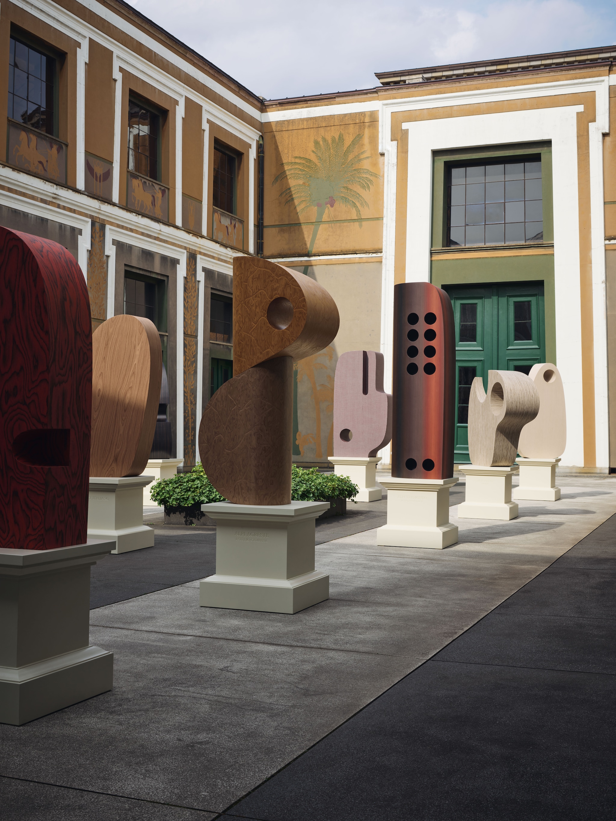 Totems in de binnenplaats van Thorvaldsens Museum alpi.it