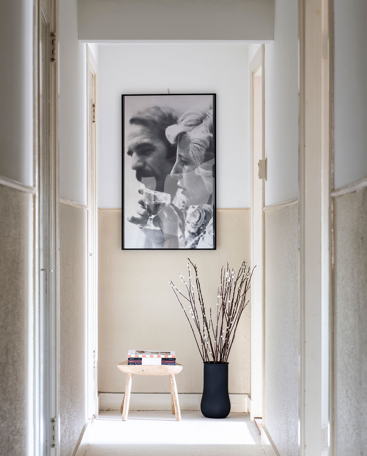 Kruk Anne-Marie Wonen. Vaas Conceptstore Vandaag met katjes van De Beleving. Fotolijst Ikea. vtwonen 07-2022 | productie Insidehomepage | styling Esther Loonstijn | fotografie LouisLemaire